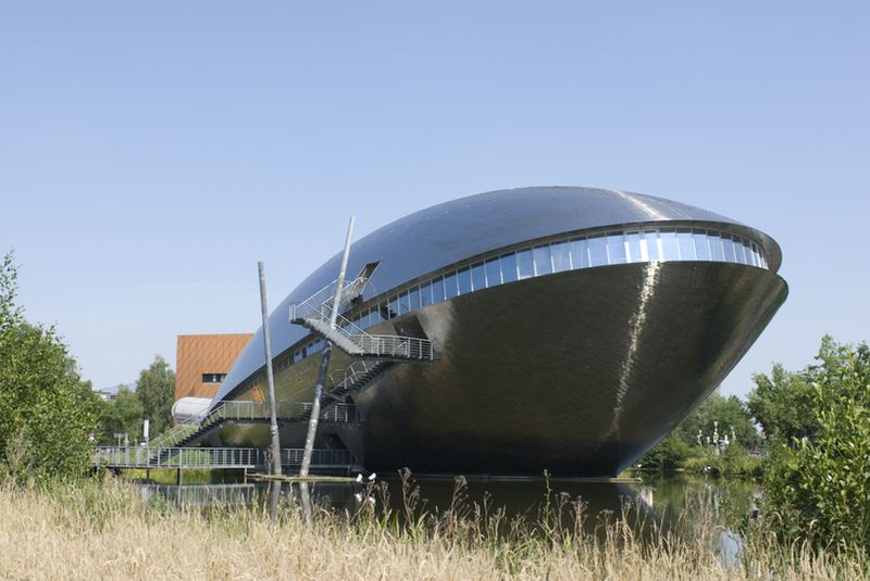 Das Museum Universum in Bremen scheint aus der Persketive wie ein Waal aus dem See zu ragen