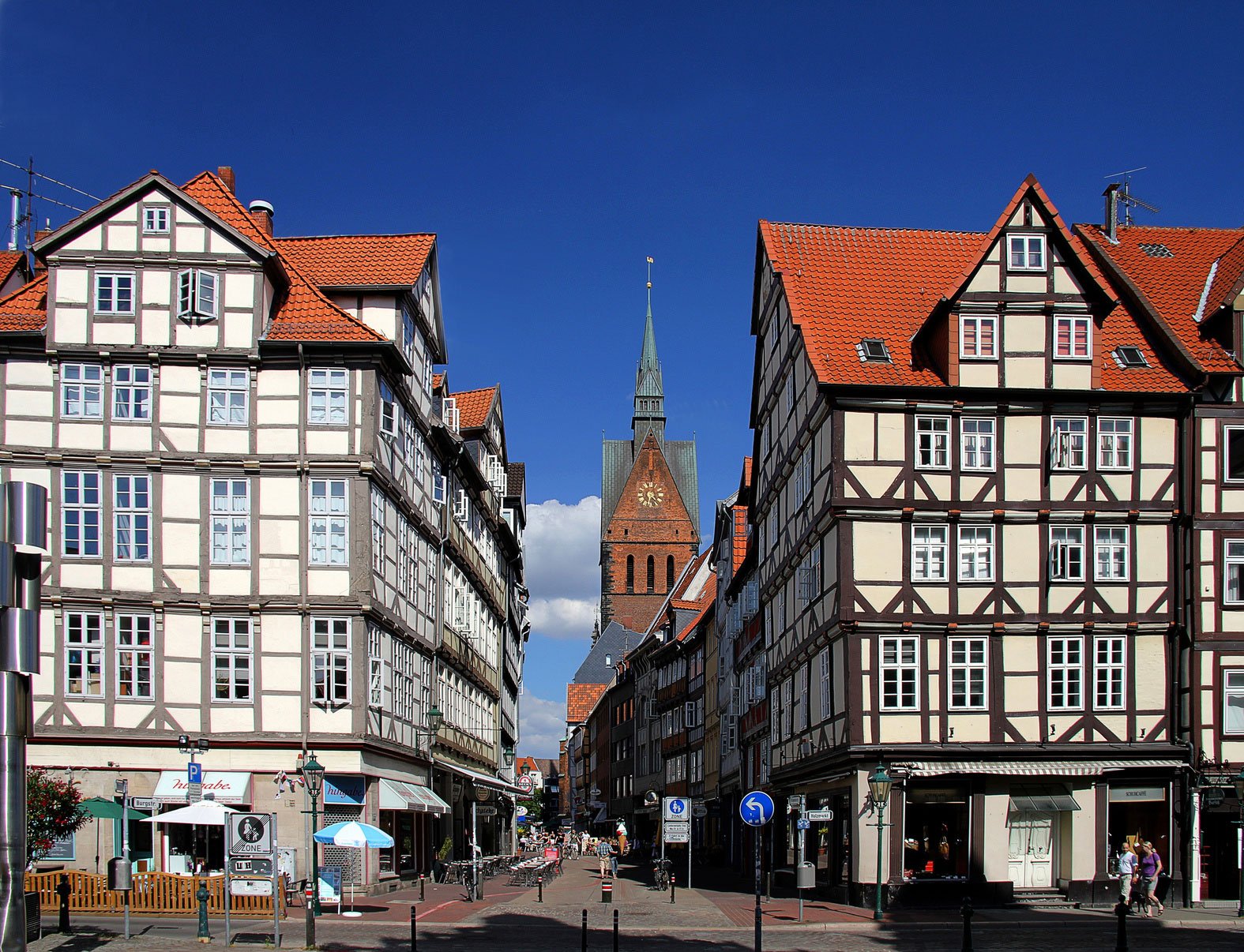 Fußgängerzone in Hannover mit Passantent und kleinen Läden