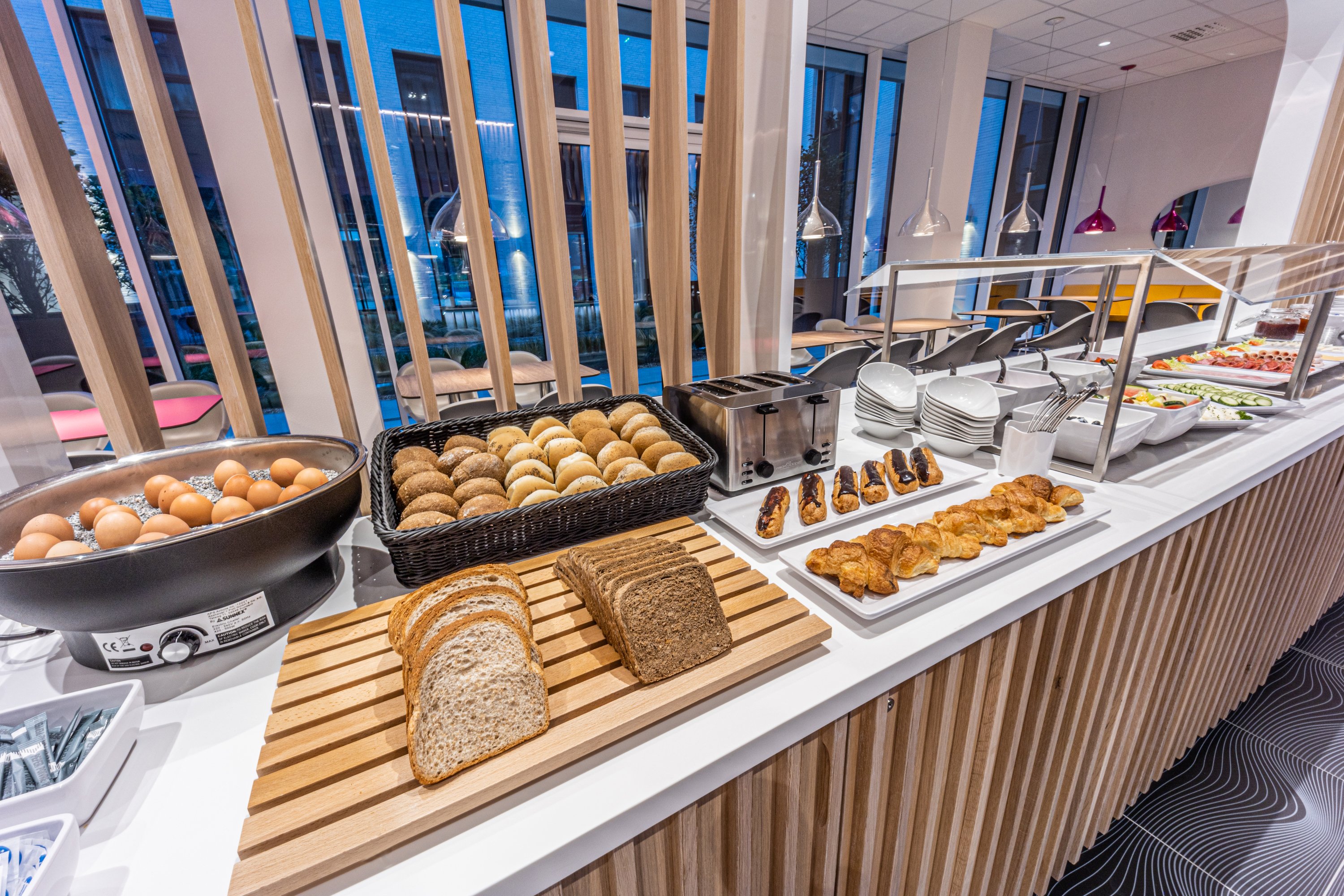 Das Frühstücksbuffet in Antwerpen mit leckerem Brot, gekochten Eiern und süßem Gebäck