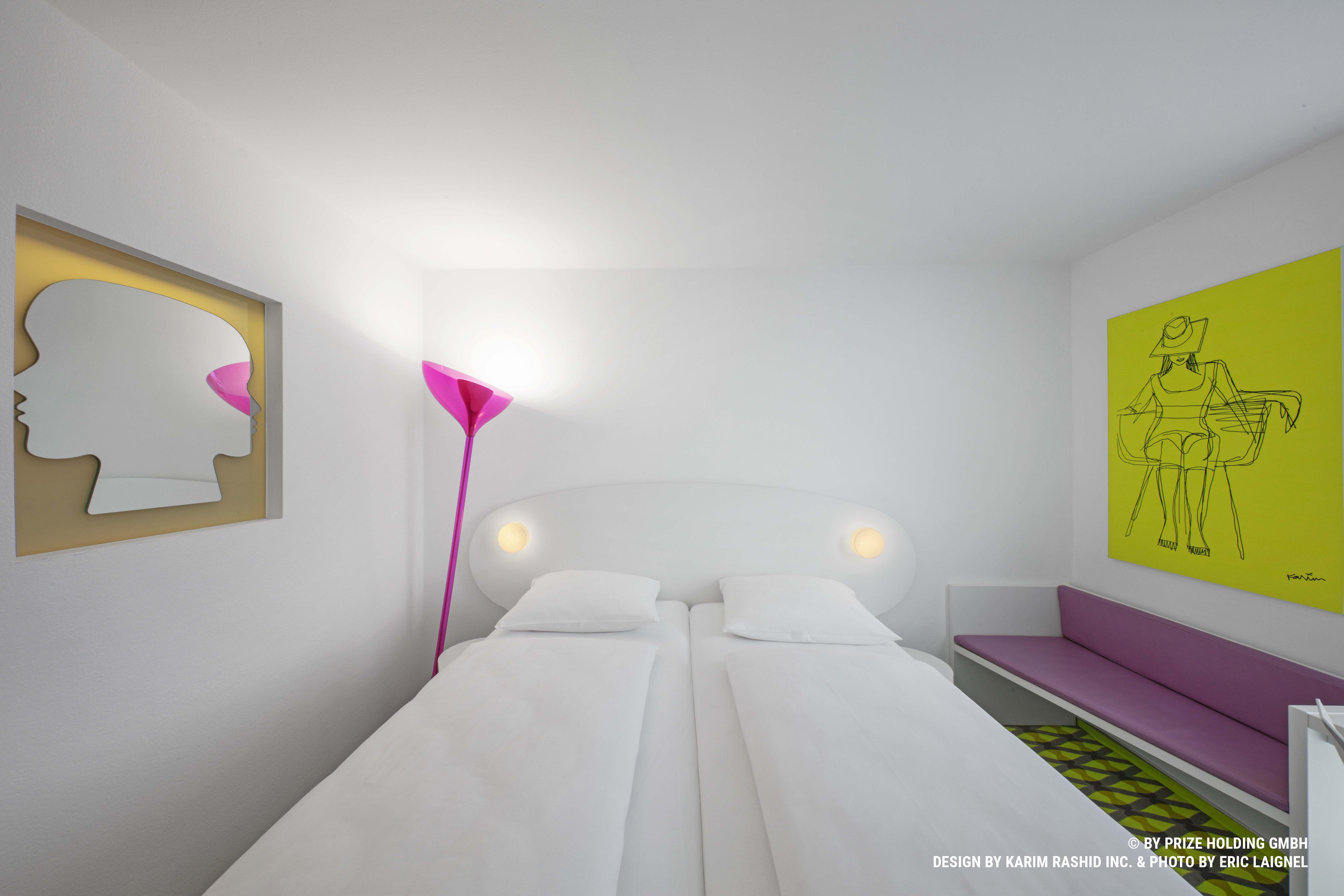 Ein Design Zimmer mit Doppelbetten im prizeotel Bremen-City