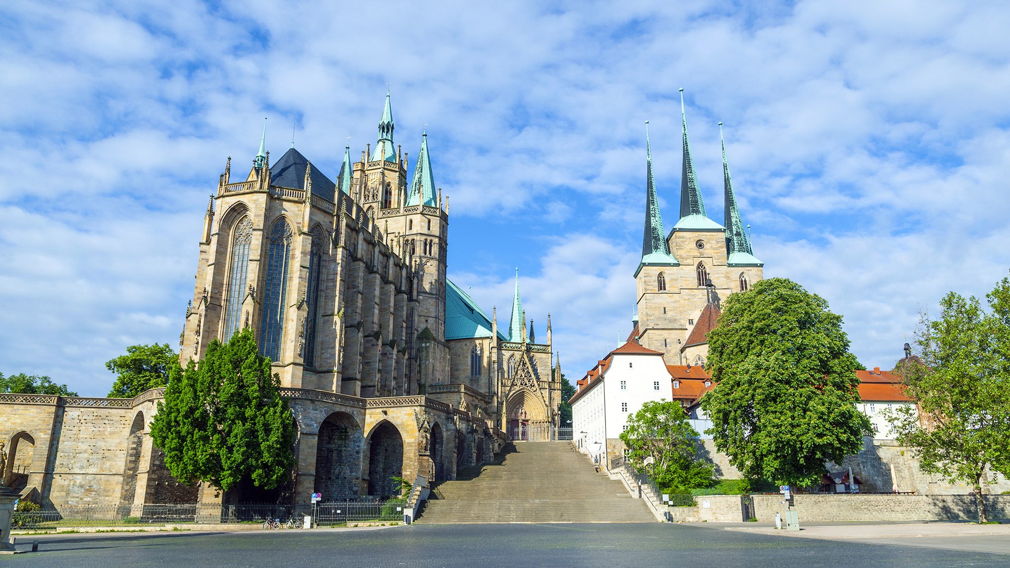 [Translate to English:] Der Dom in Erfurt bei schönem Wetter in seiner vollen Pracht