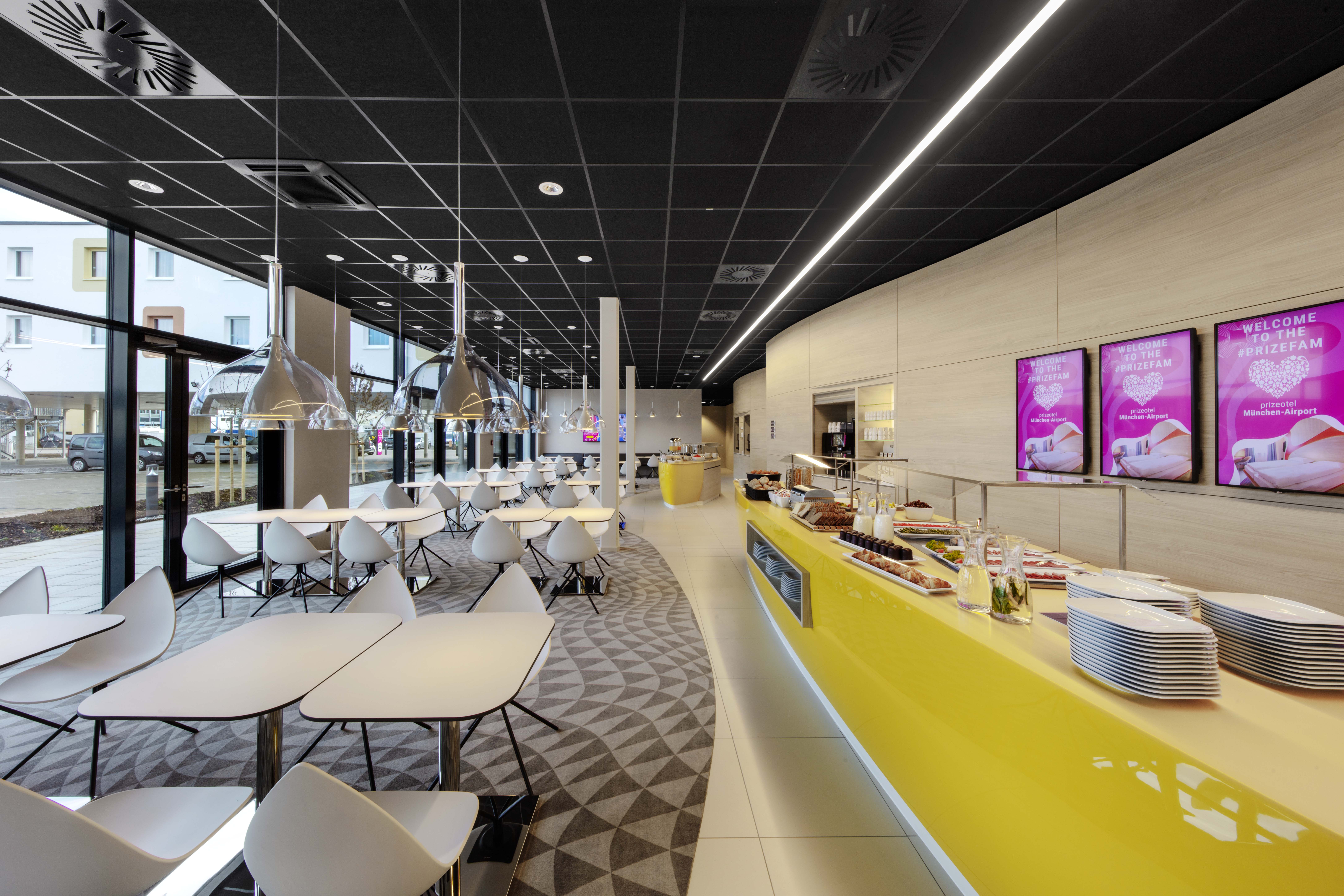 Heller Frühstückraum des Designhotels am Münchner Flughafen