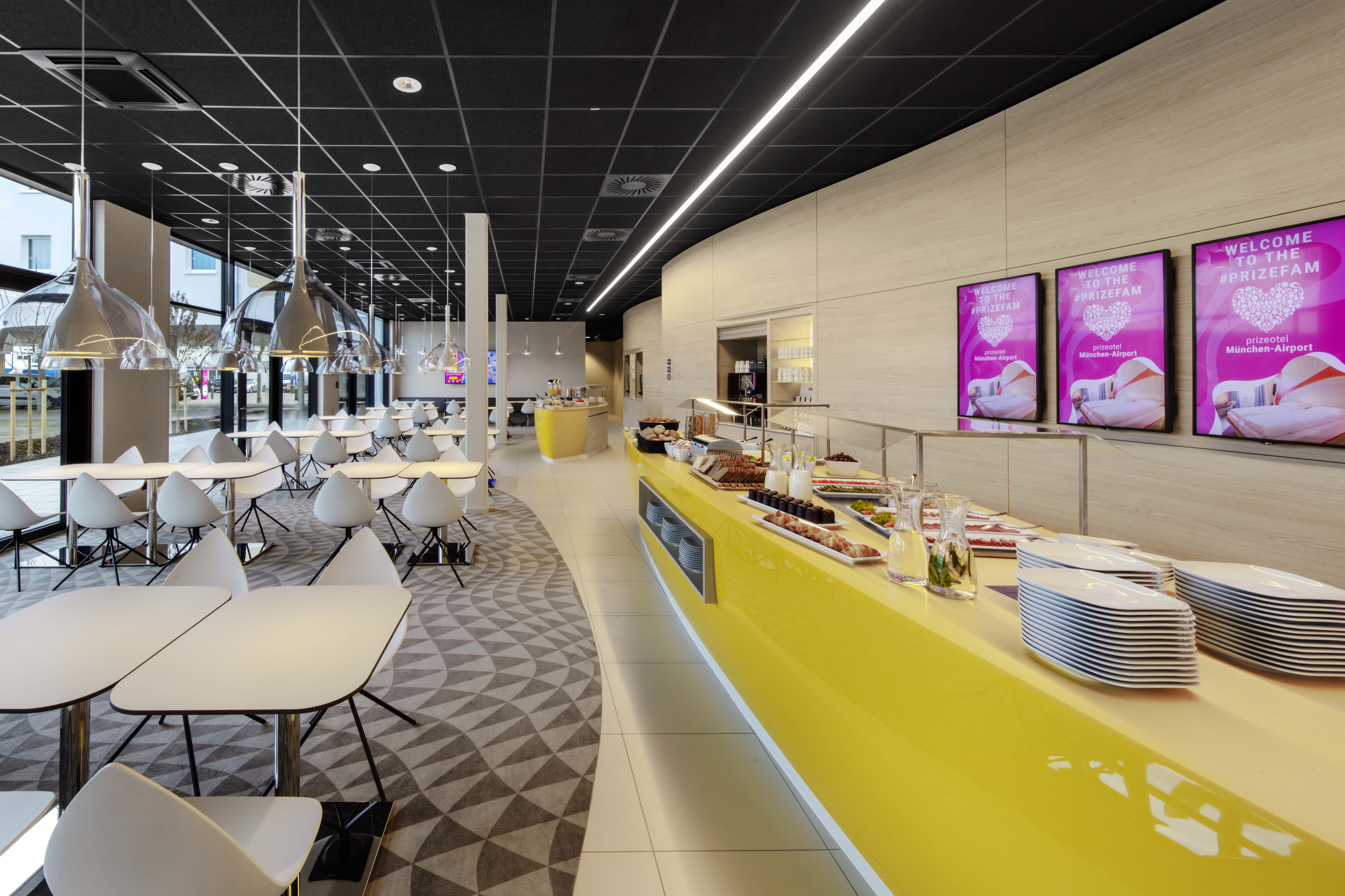 Langer Frühstücksbereich des prizeotel am Münchner Flughafen