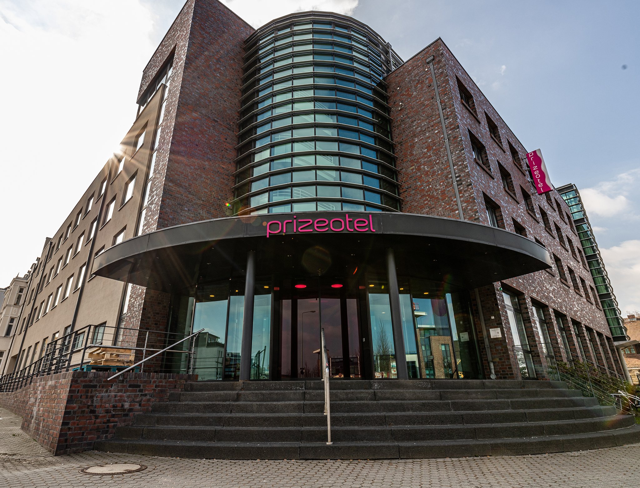 Photo of the entrance area and the exterior facade of the prizeotel in Rostock