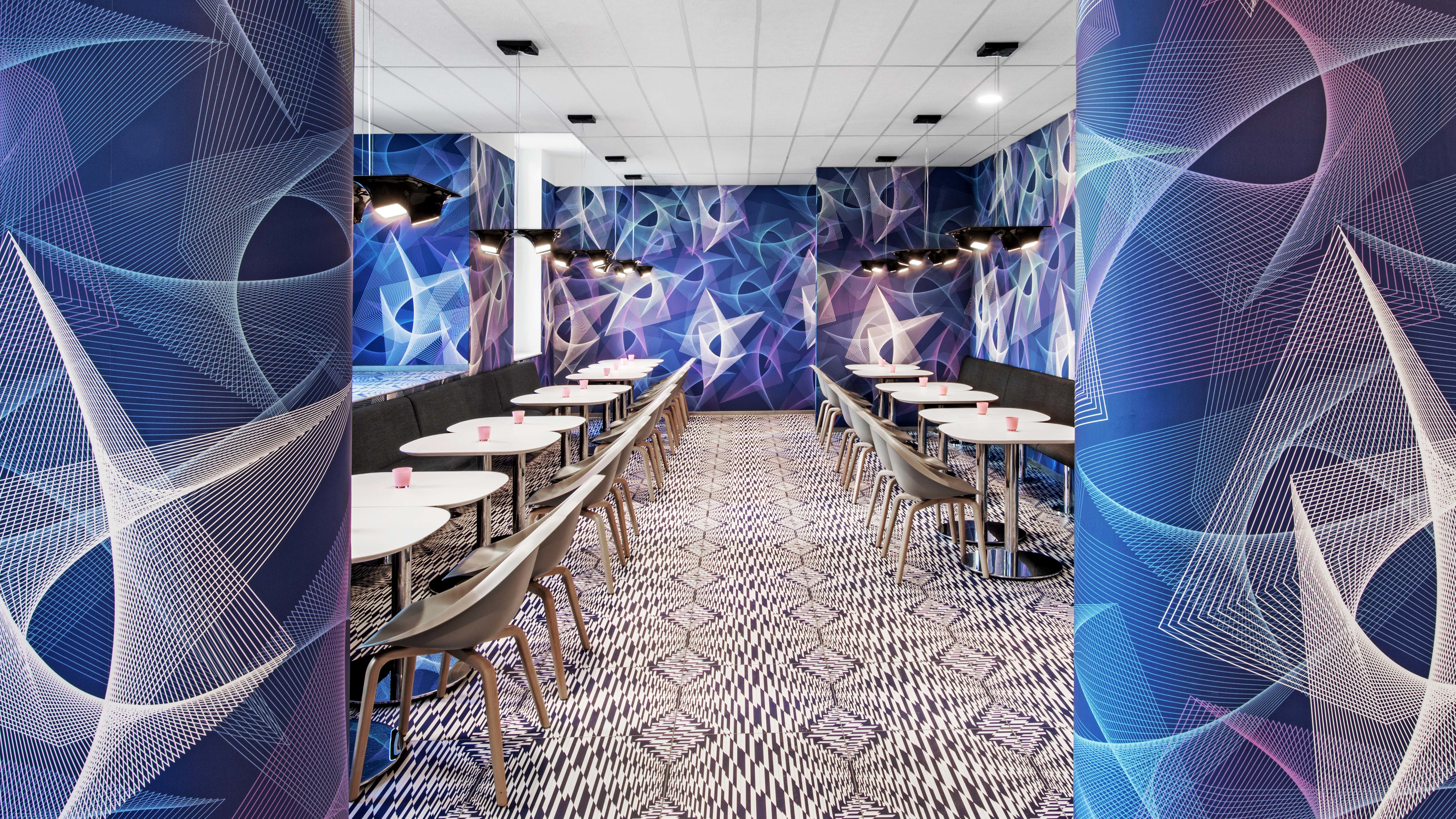 Der stilvolle Essensbereich mit skurrilen Mustern und Farben im prizeotel Hamburg-St. Pauli