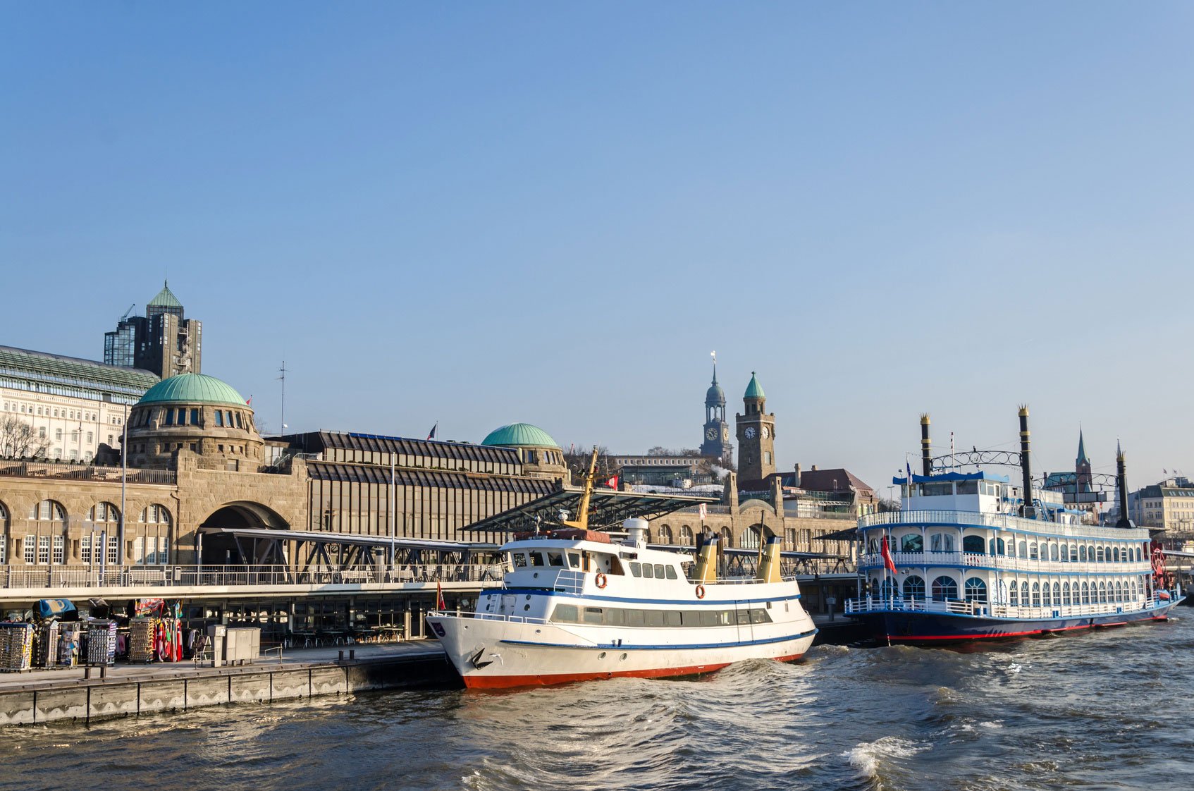 Zwei anlegende Boote am Hamburger Hafen an einem sonnigen Tag
