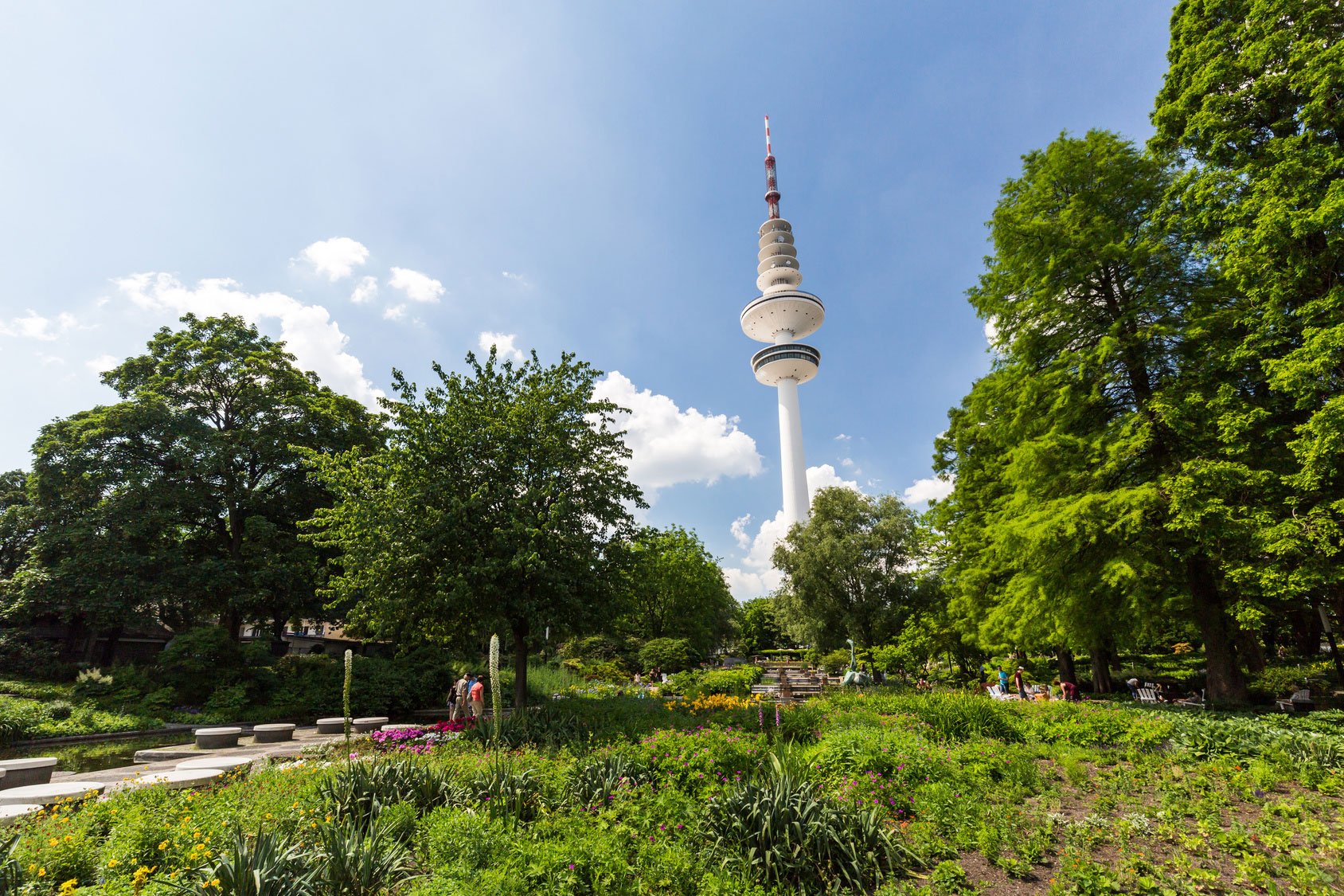 Ein Hamburger Park bei einem sonnigen Tag mit Blick auf den Fernsehturm
