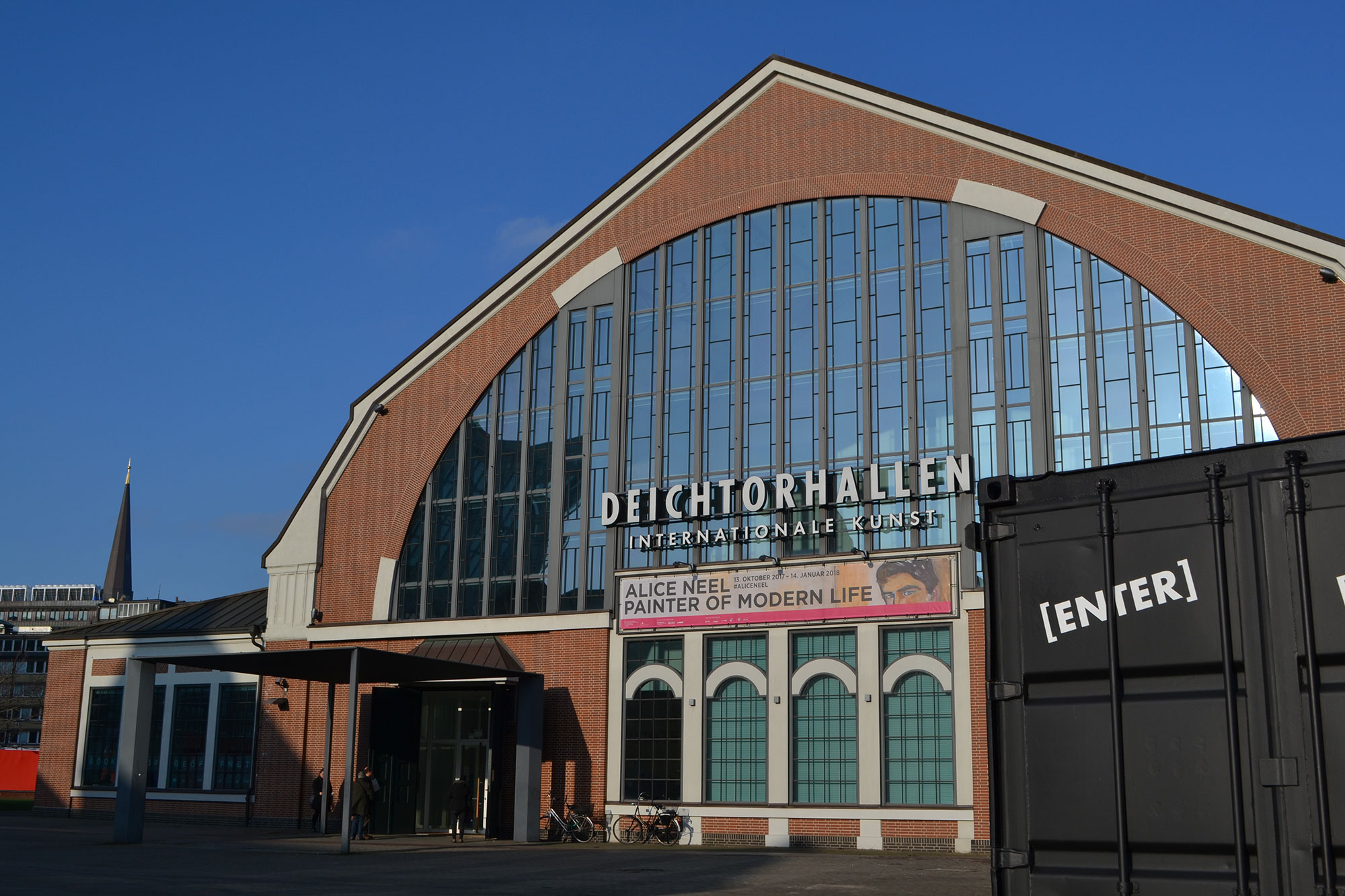 Eingang zu den Hamburger Deichtorhallen mit brauner Fassade und Runbogenfenstern