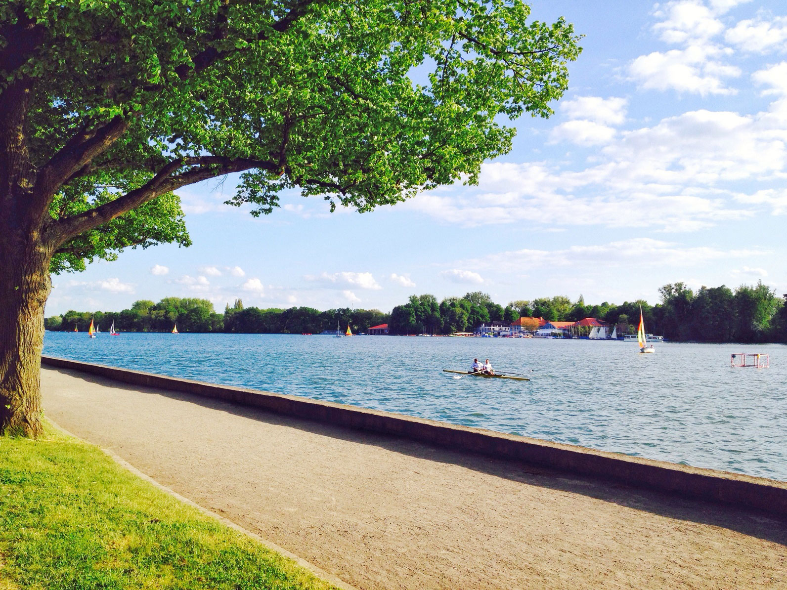 Einige Leute segeln oder rudern auf einem See in Hannover