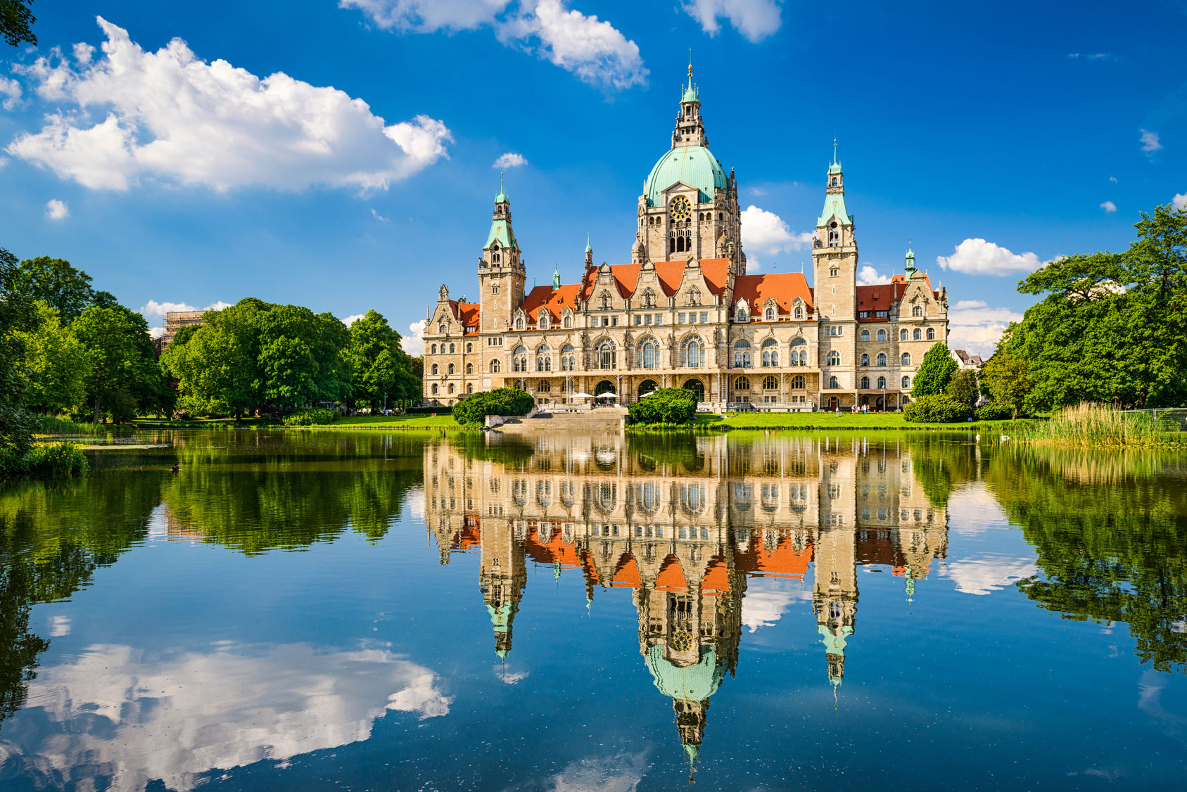 Das neue Rathaus in Hannover spiegelt sich im See vom Park wider