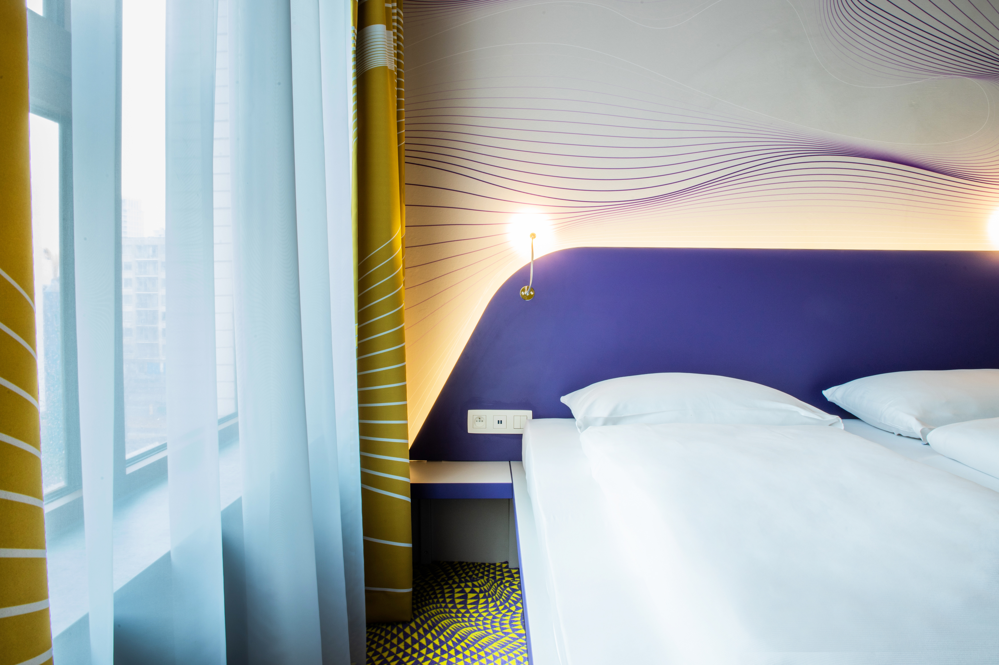 Doppelbett im Design Zimmer mit königsblauen und gelben  Elementen