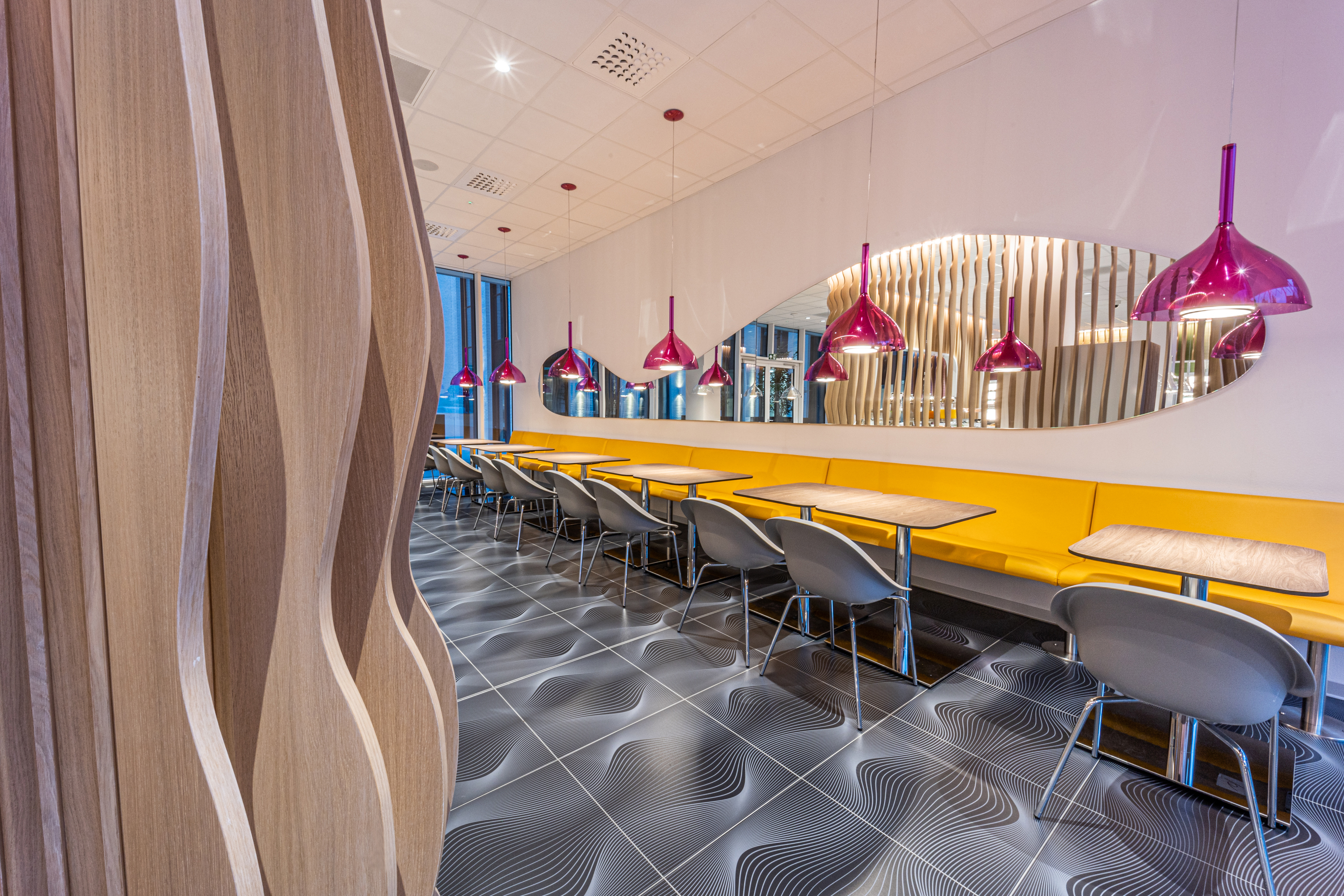 Der Speisesaal des prizeotel in Antwerpen mit modernen pinken Deckenlampen