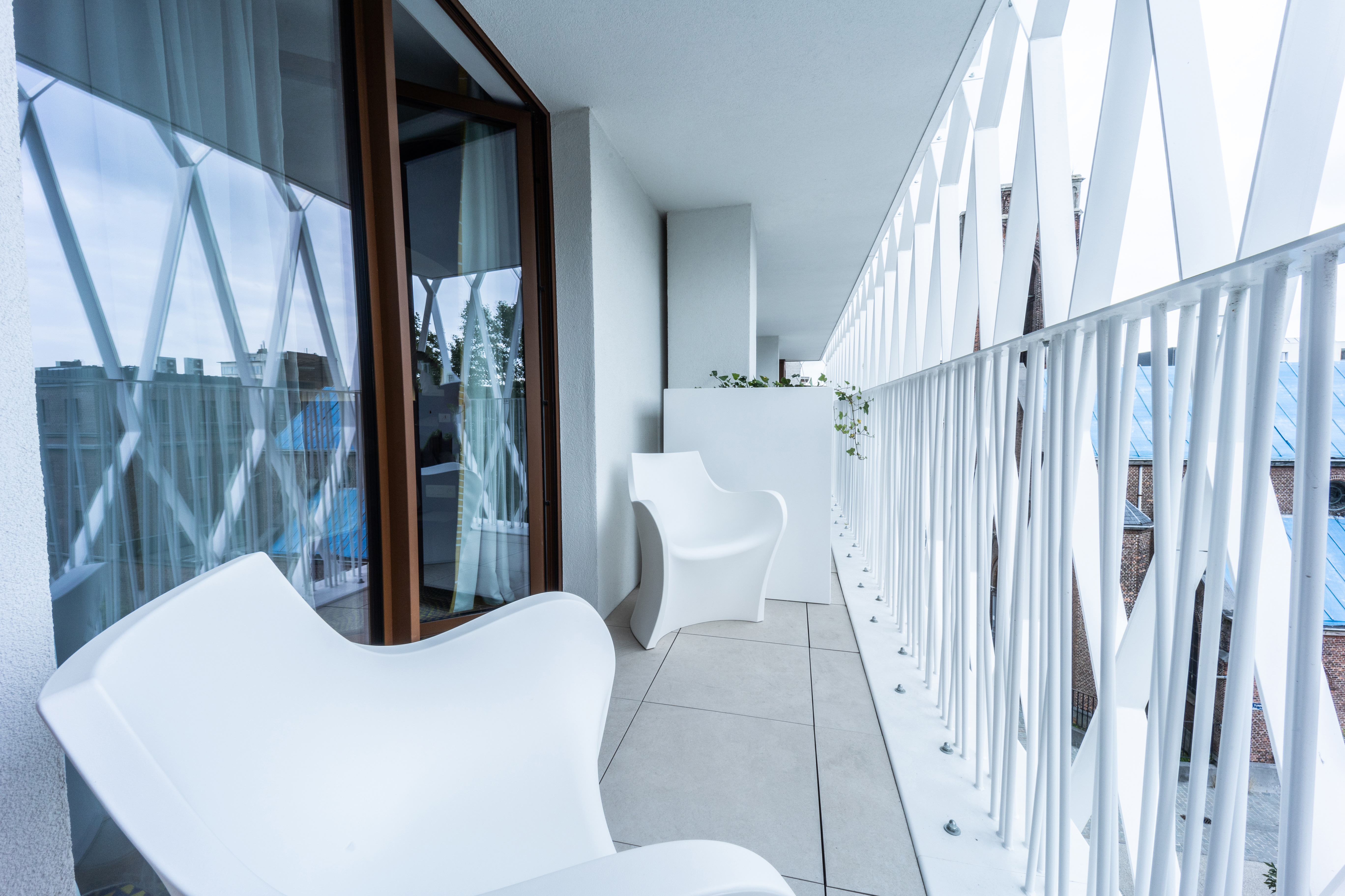Der helle, moderne Balkon eines Hotelzimmers des prizeotels