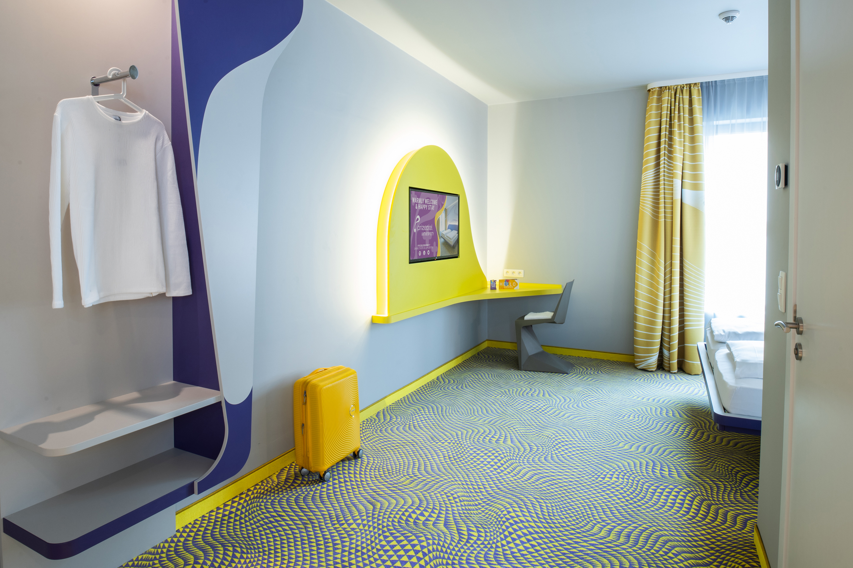 Hotelzimmer im blau-gelben Design 