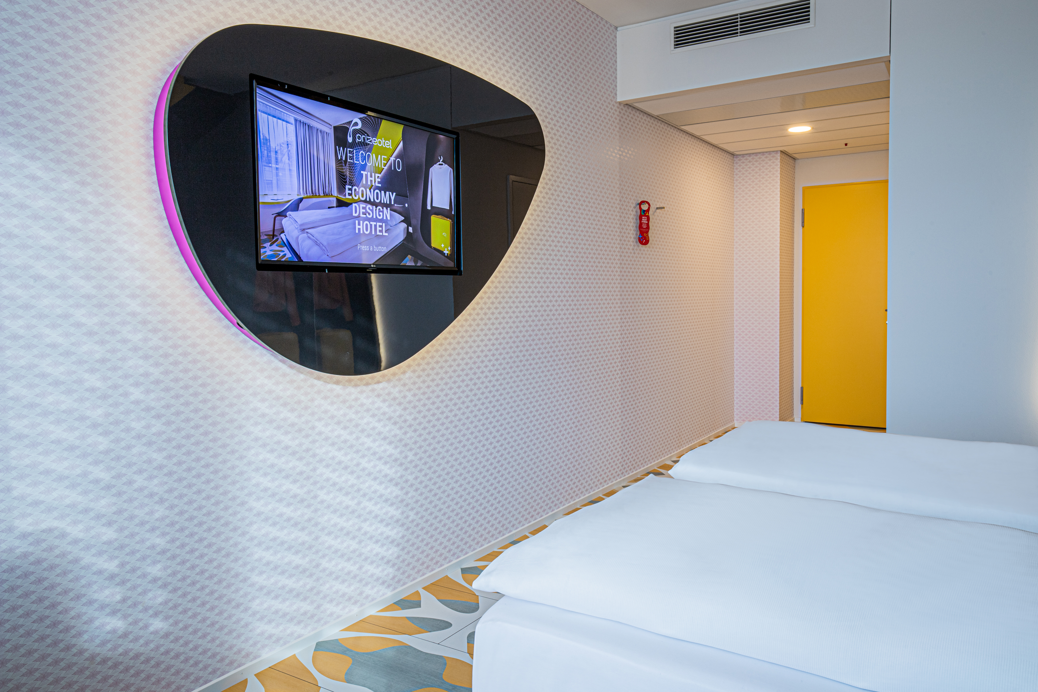 Eingebauter Fernseher im modernen Design-Hotelzimmer