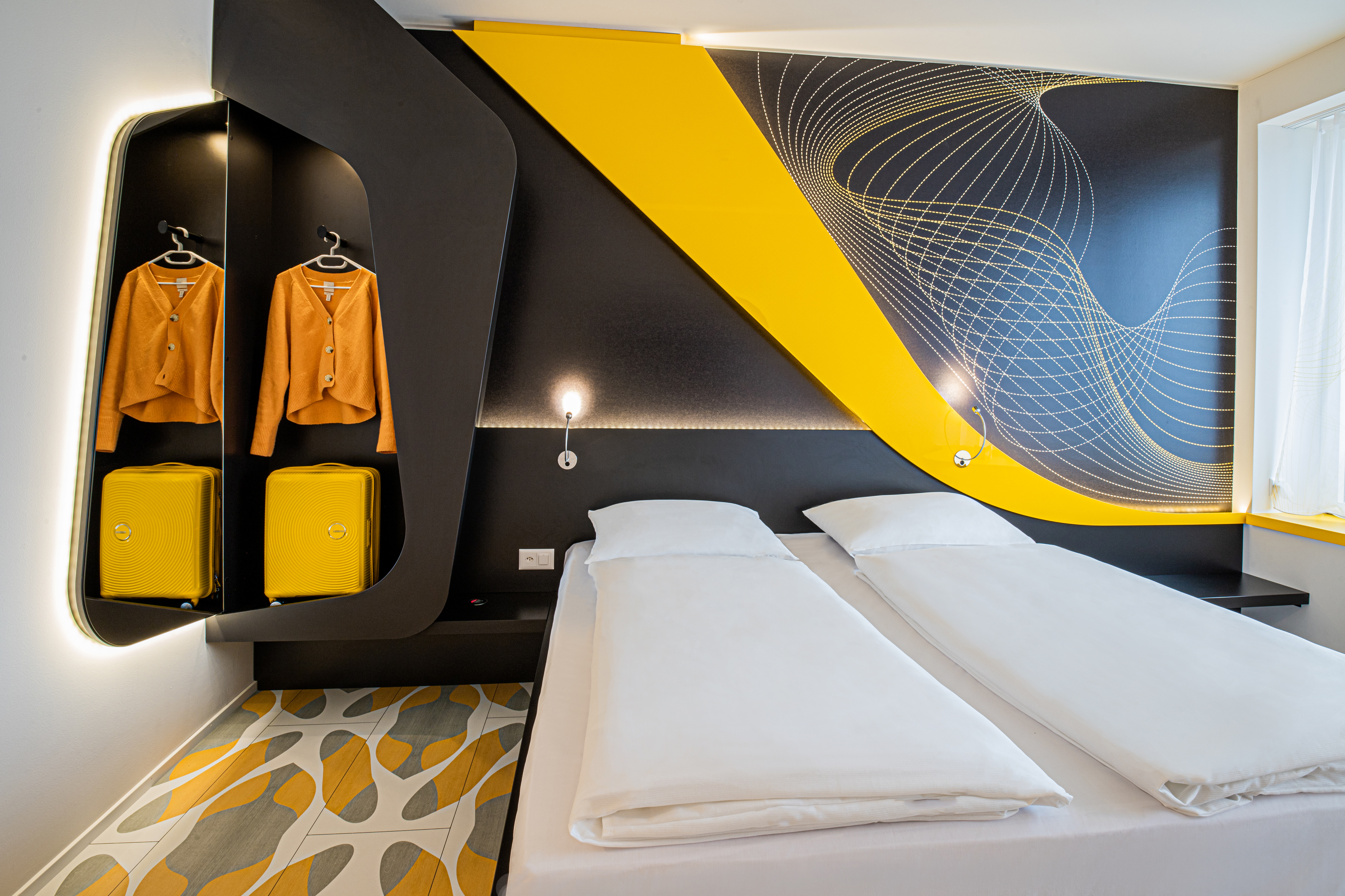 Stilvolles Doppelzimmer mit gelb-schwarzem Design und Kofferablage