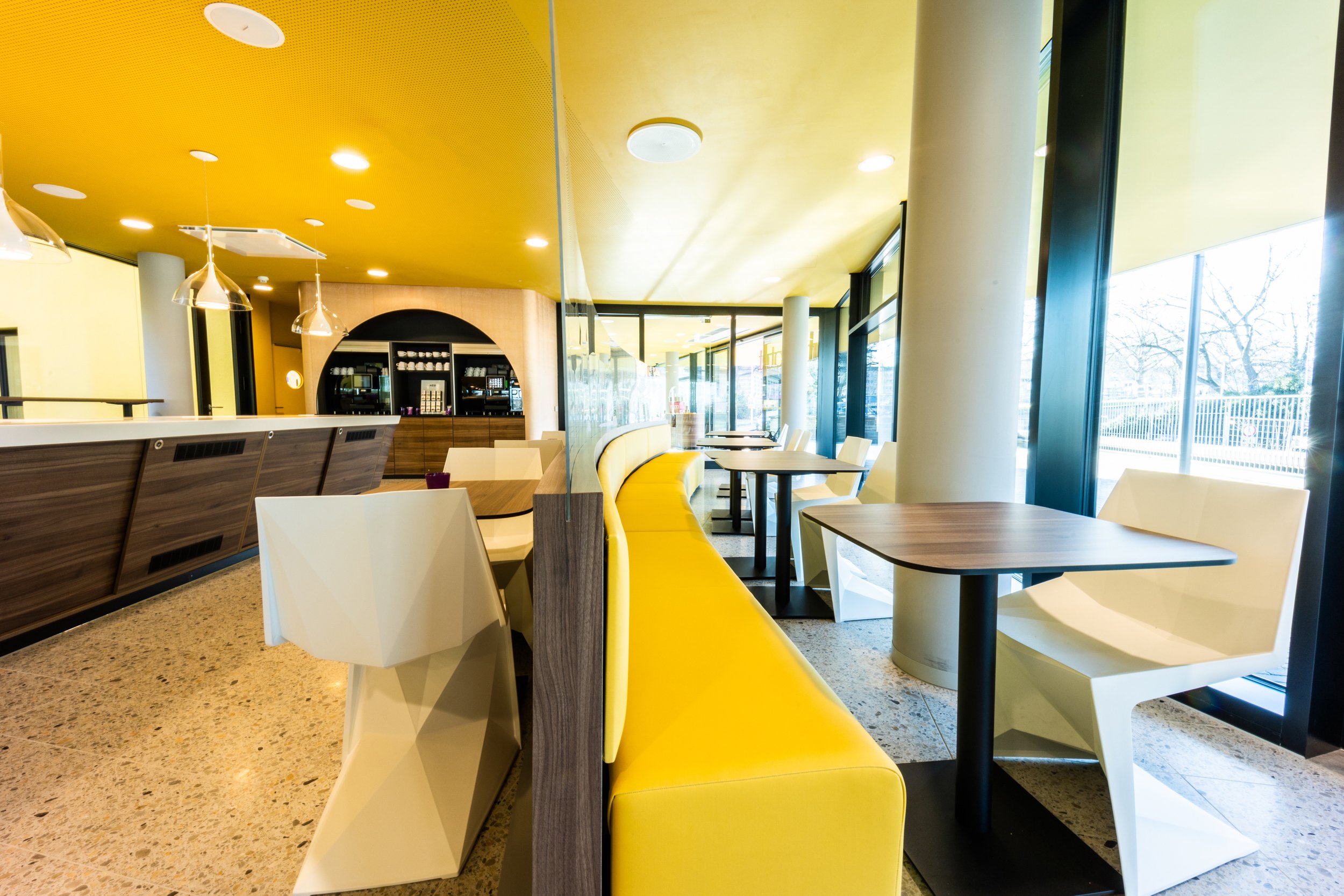Der moderne gelbfarbene Speisesaal des prizeotel in Bonn