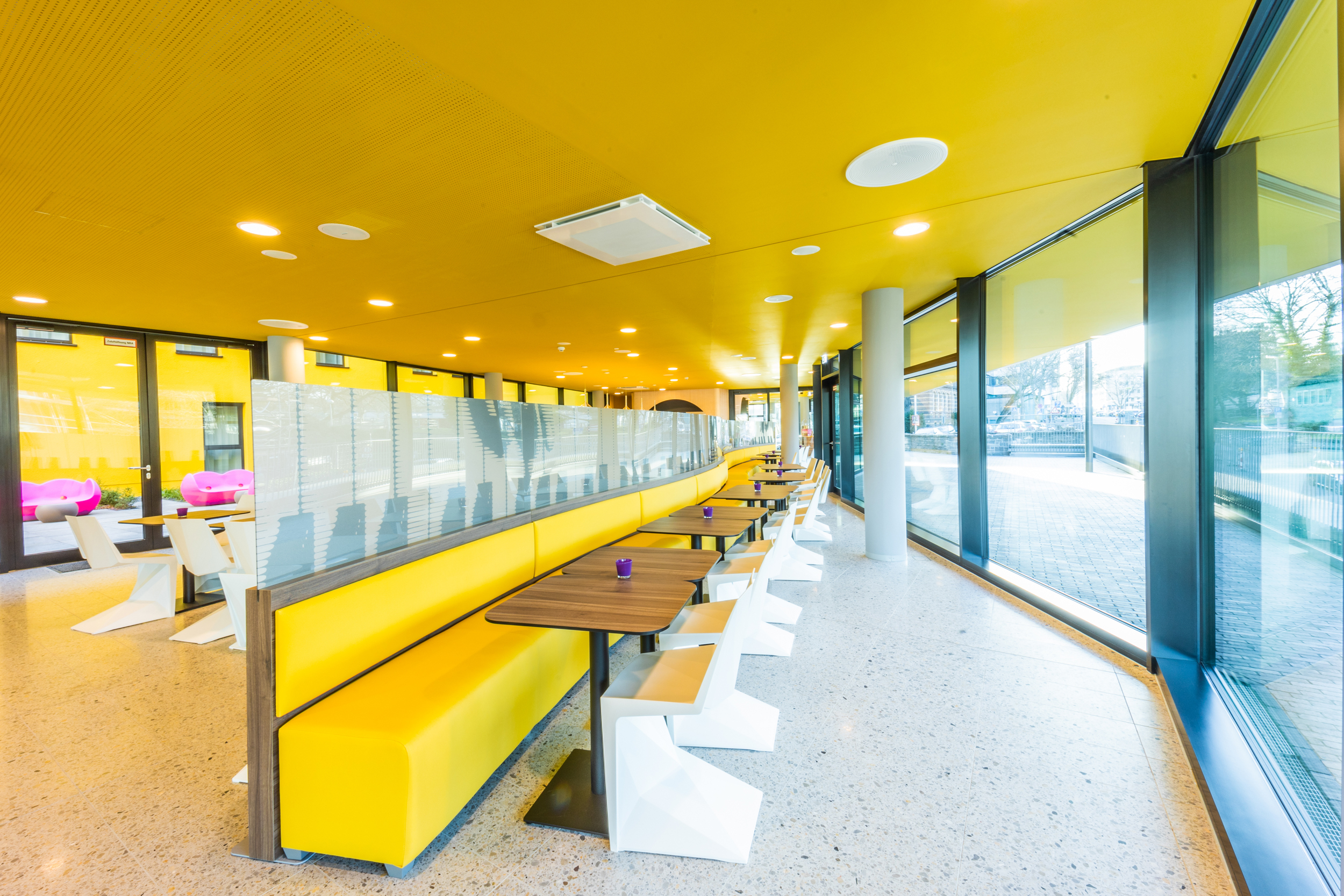Der gelb eingerichtete Sitzbereich des prizeotels in Bonn