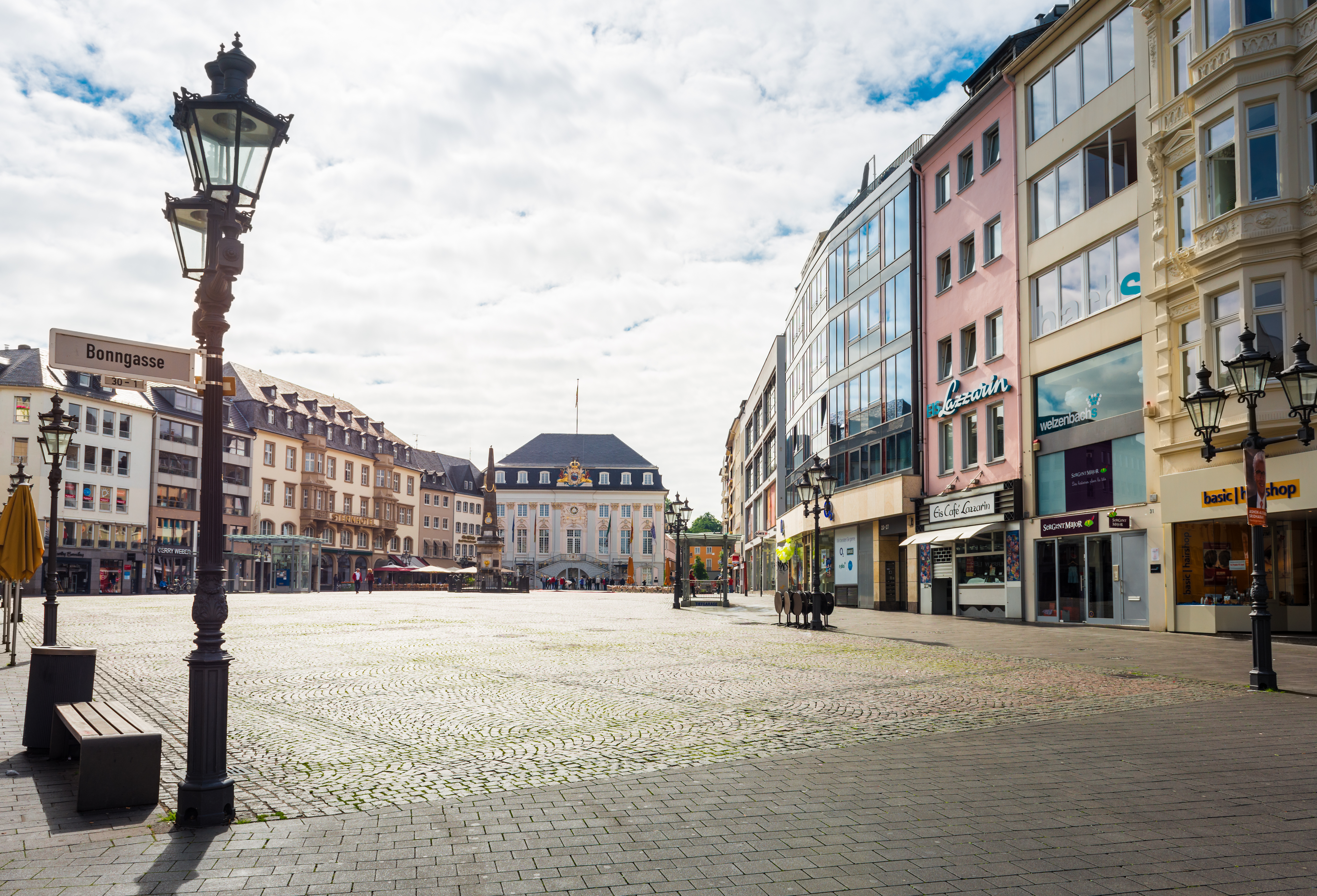 Ein sonniger Platz in der Innenstadt von Bonn mit Blick auf das Straßenschild der Bonngasse