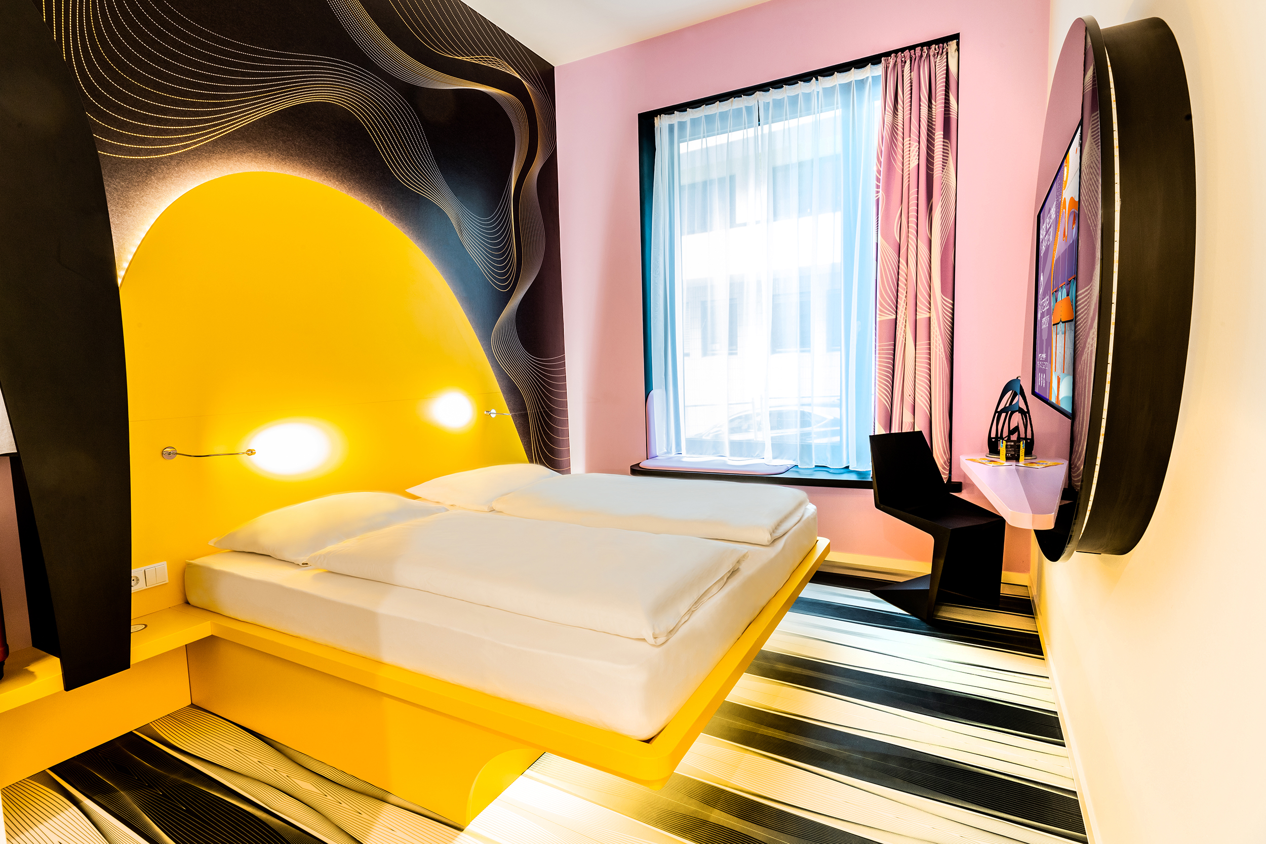 Ein gemütliches Hotelzimmer in warmen Farben im prizeotel in Bonn