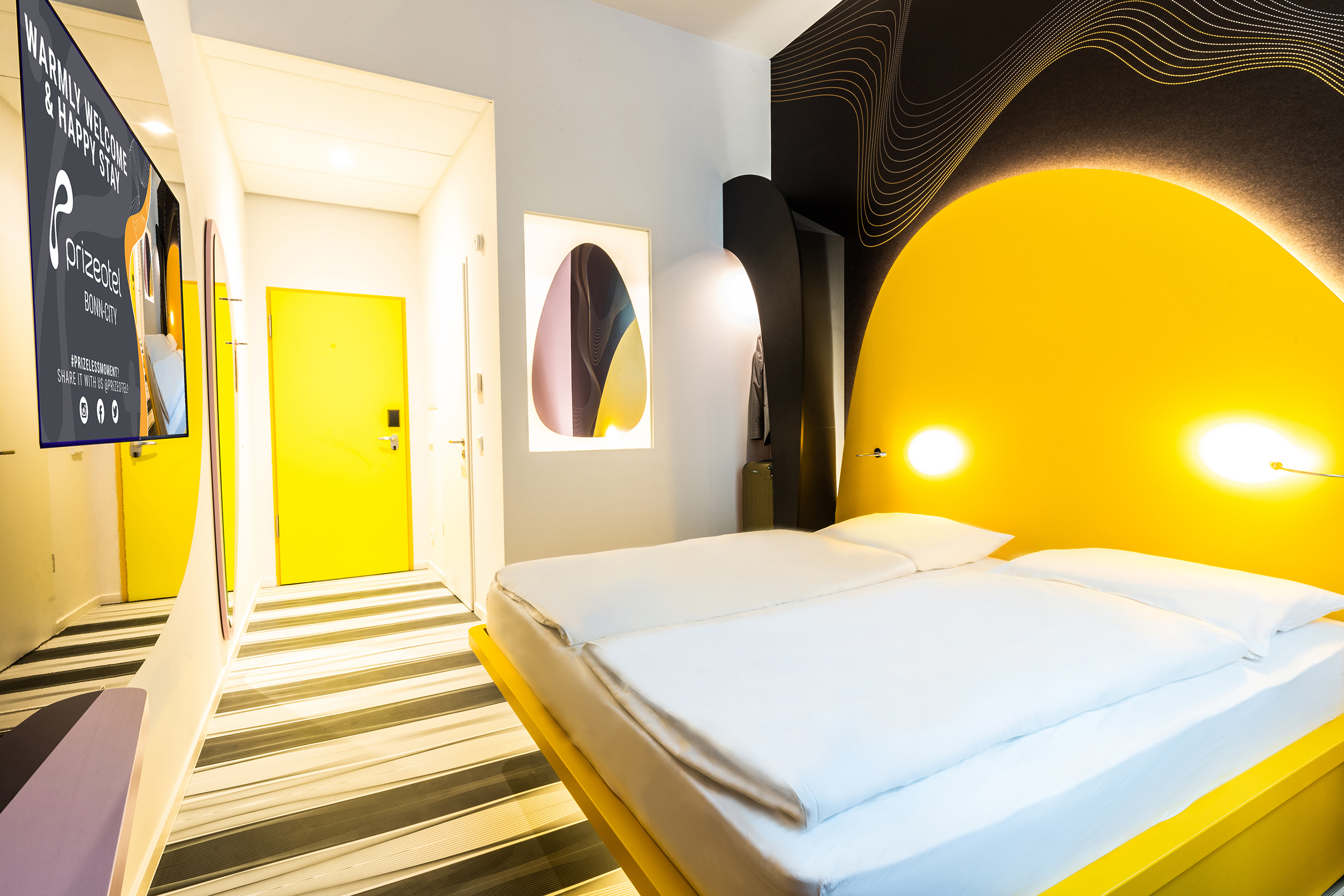 Ein gemütliches Hotelzimmer in Gelbtönen im Prizeotel Bonn-City