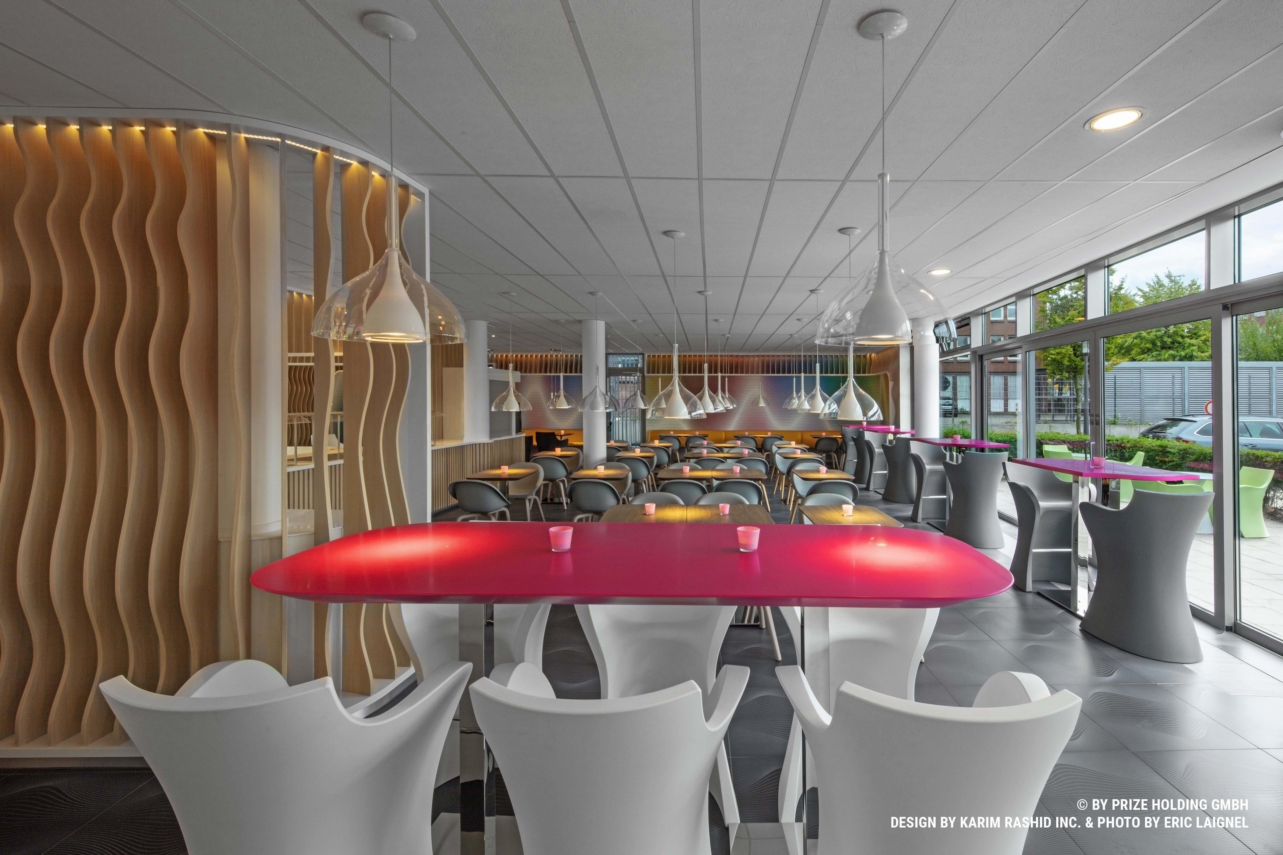 Breakfast lounge in prizeotel Bremen-City with high chairs and tables