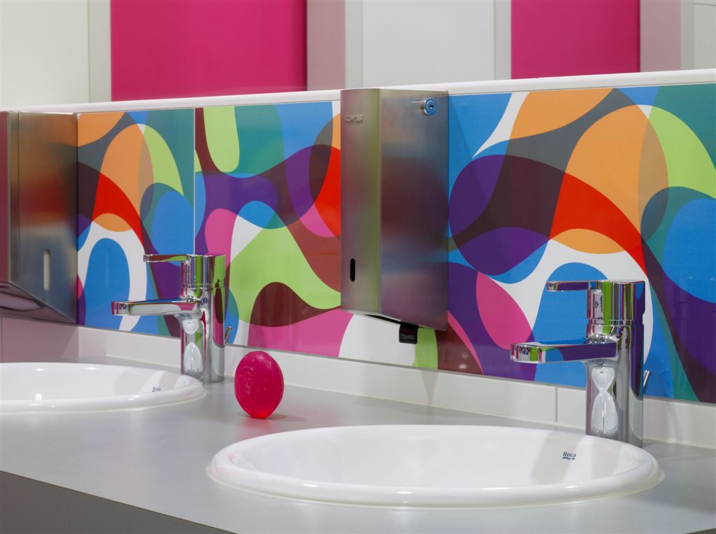 Das bunte Waschbecken der öffentlichen Toiletten im prizeotel Bremen