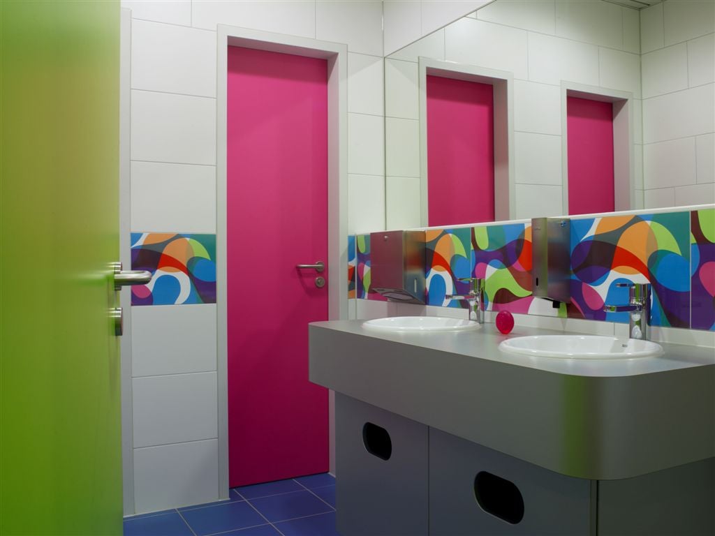 Die öffentliche Toilette im prizeotel Bremen-City ein Meer an Farben