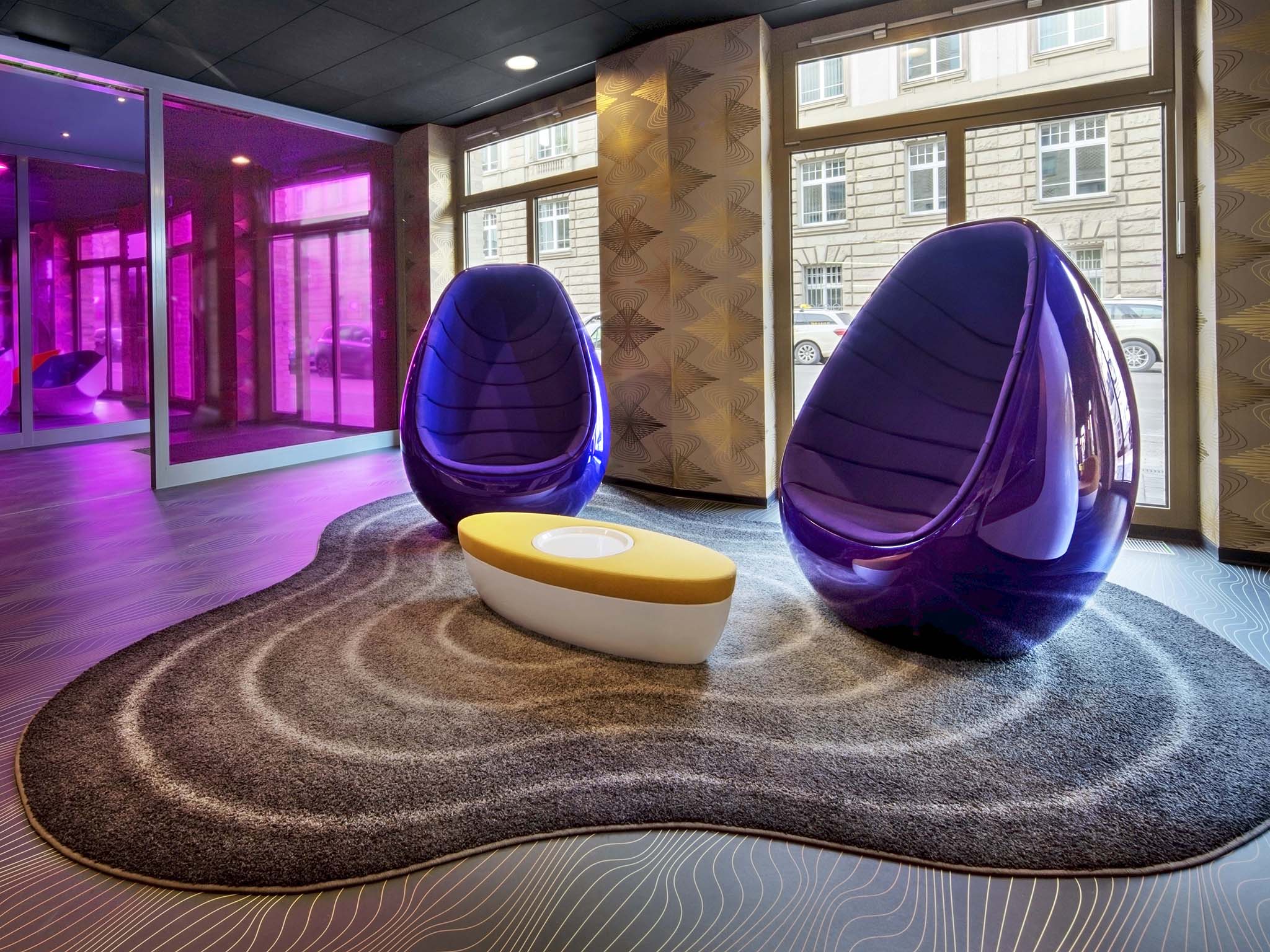 Gemütliche Lobby Lounge Egg Chairs im prizeotel Erfurt-City laden zum Verweilen und Entspannen ein