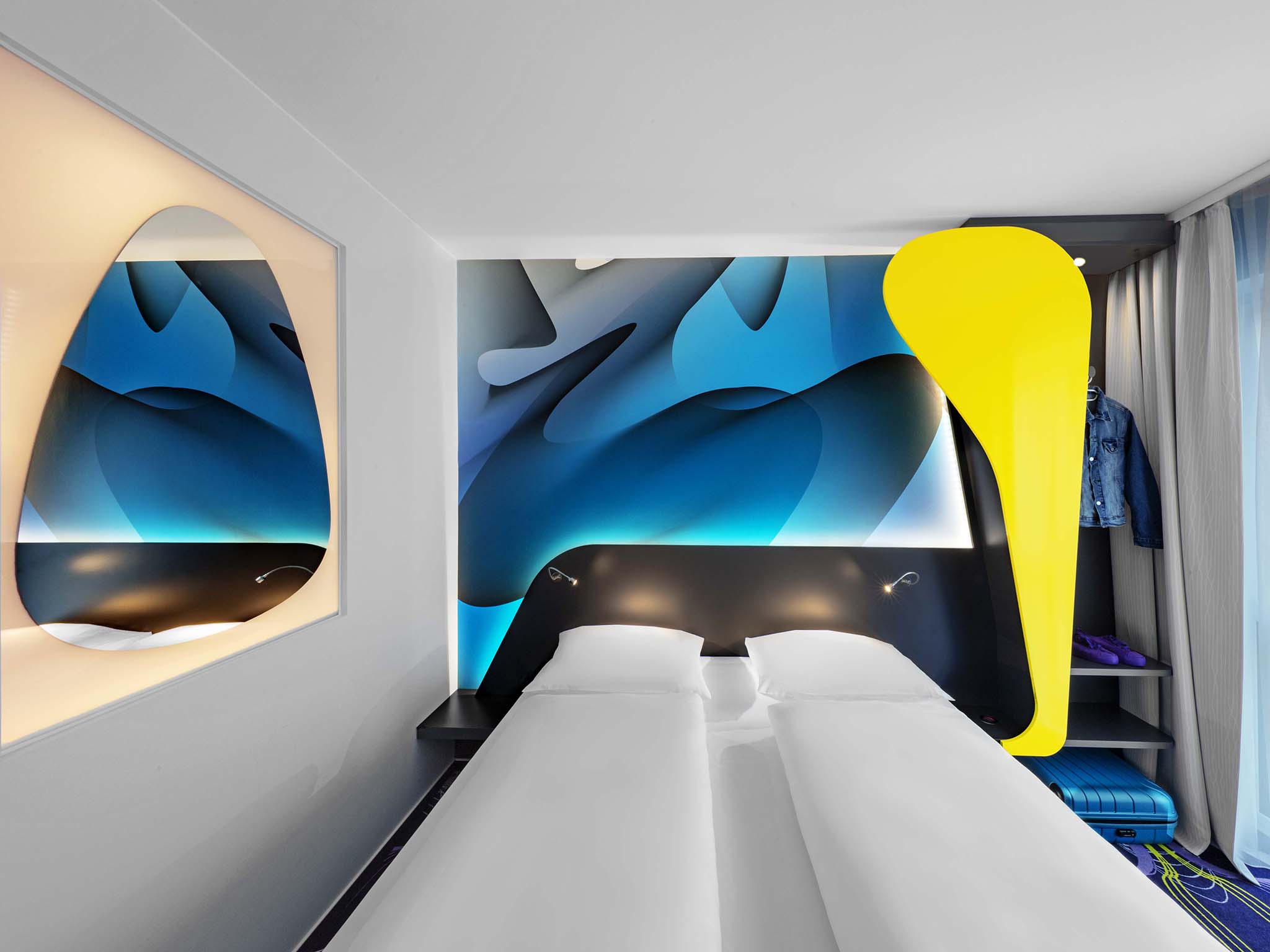 Modernes Hotelzimmer des prizeotel Erfurt-City im blauen und gelben Design