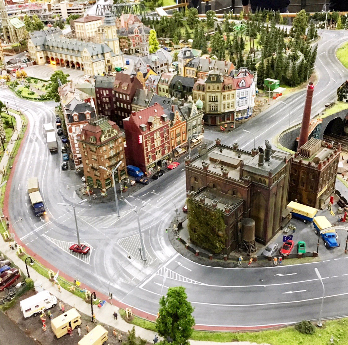 Das Miniaturwunderland in Hamburg zeigt einen Abschnitt der Stadt mit einer großen befahrenen Straße