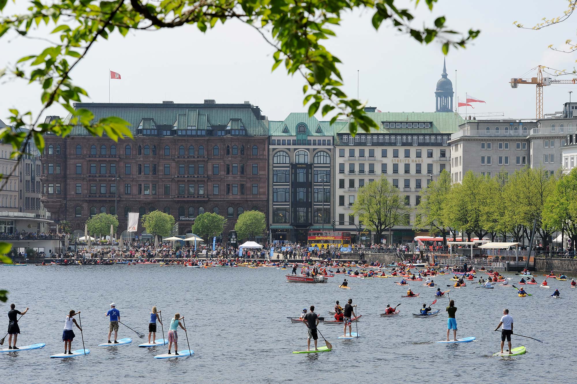 Hamburg beim Event "Hamburg zu Wasser" mit zahlreichen Wassersportbegeisterten in Kanus und Subs