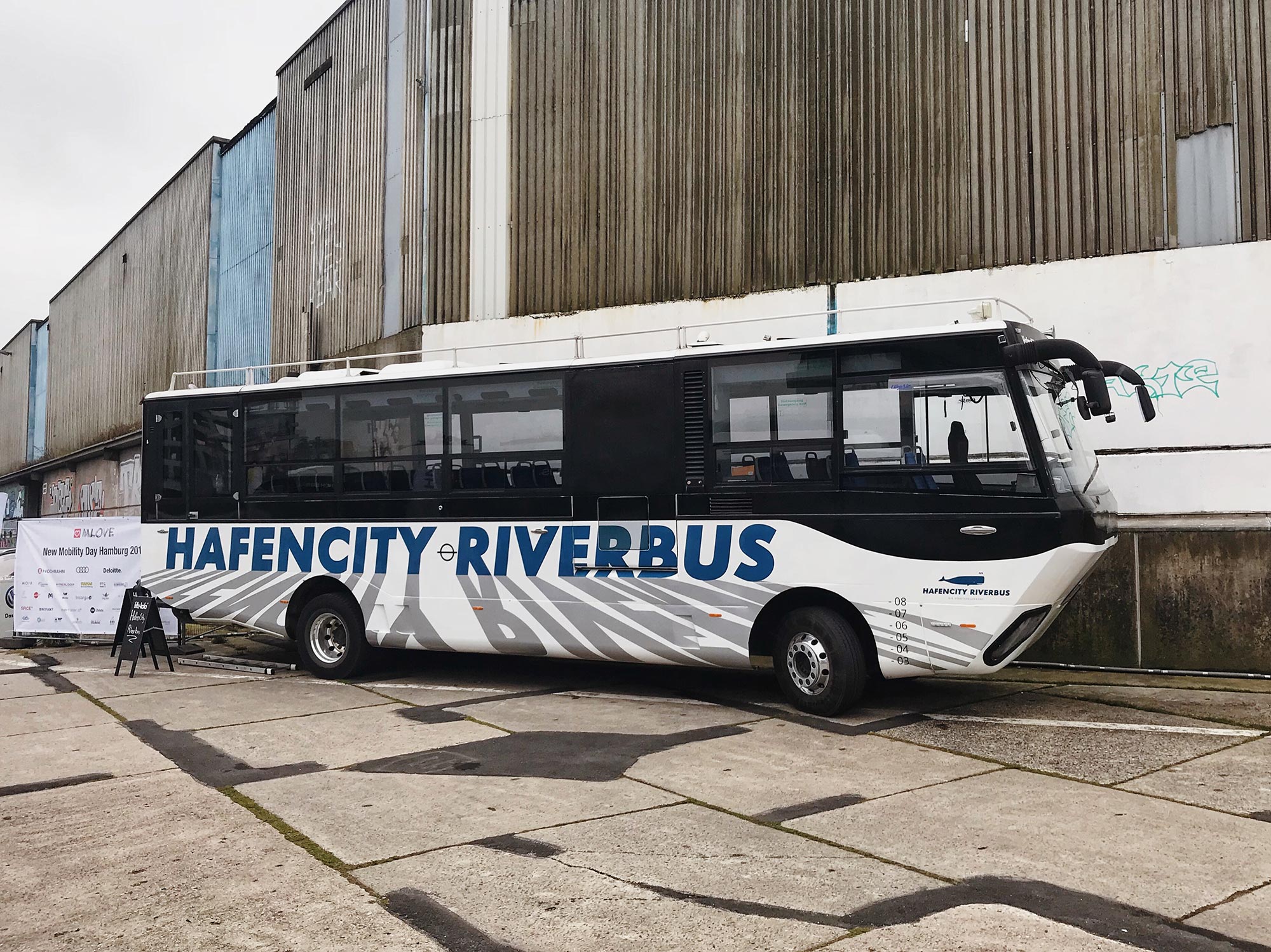 Hafencity Riverbus vor den Toren des Hamburger Hafens