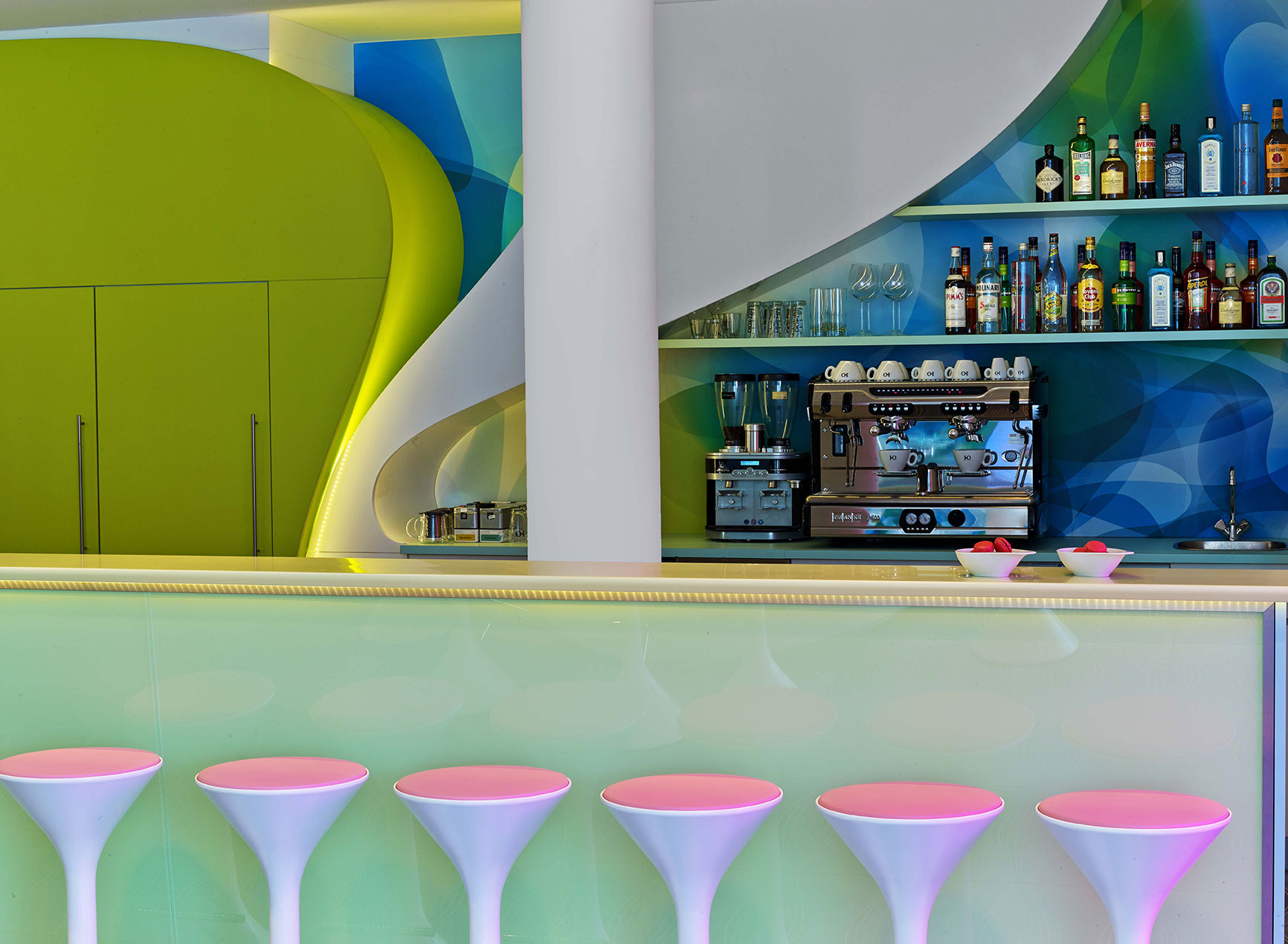 Die Bar des prizeotel Hamburg-City ausgestattet mit Siebträgermaschine und alkoholischen Getränken