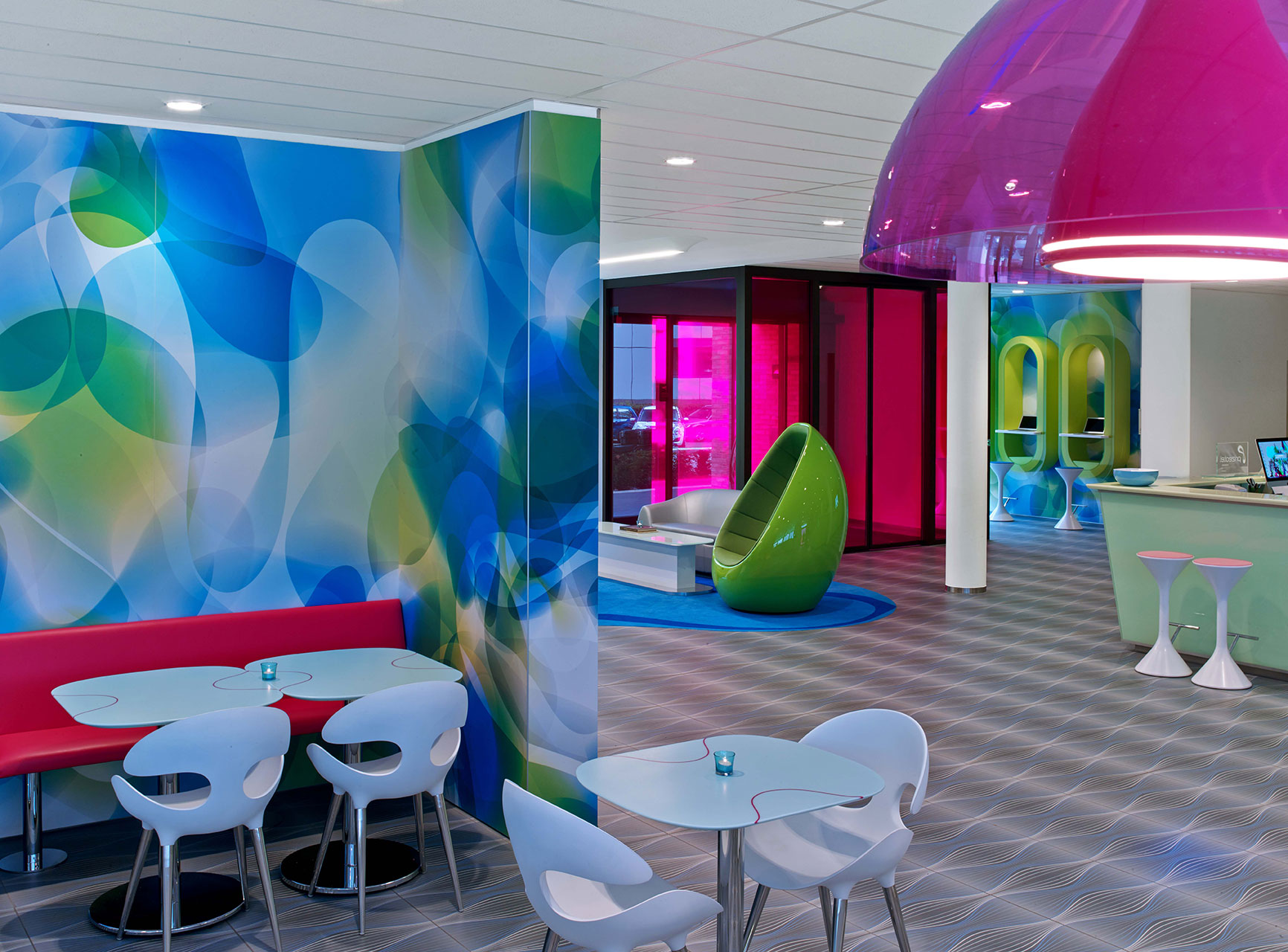 Der Eingangsbereich der Lobby im prizeotel Hamburg-City erstrahlt mit seinem neonfarbenen Design