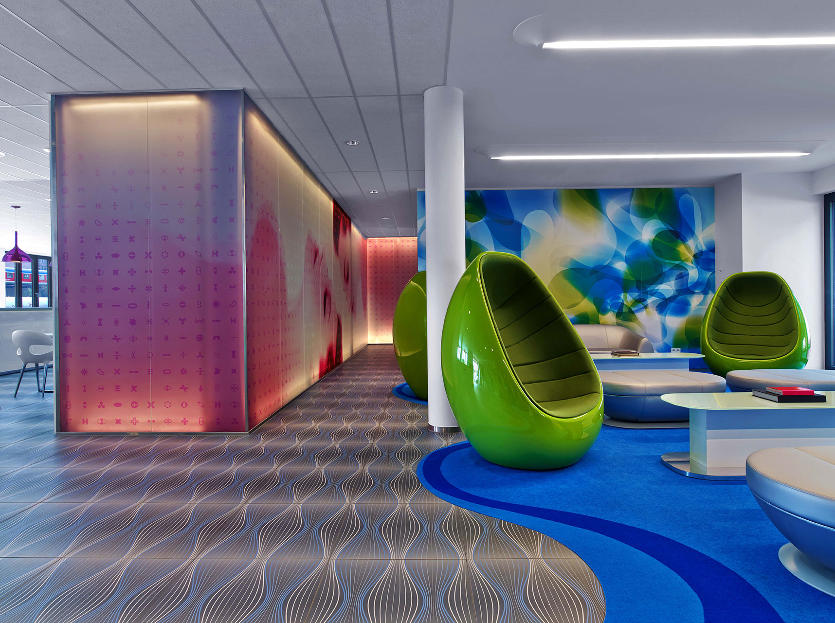Die Lounge der Lobby im prizeotel Haburg-City in seinen leuchtenden Neonfarben im stilvollen Design