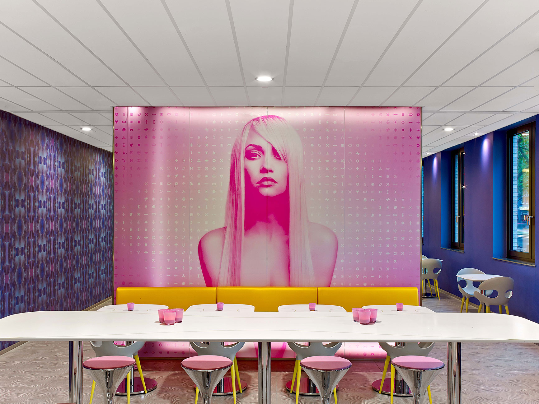 Lobby des Designhotels mit einer großen Fotografie einer blonden Frau