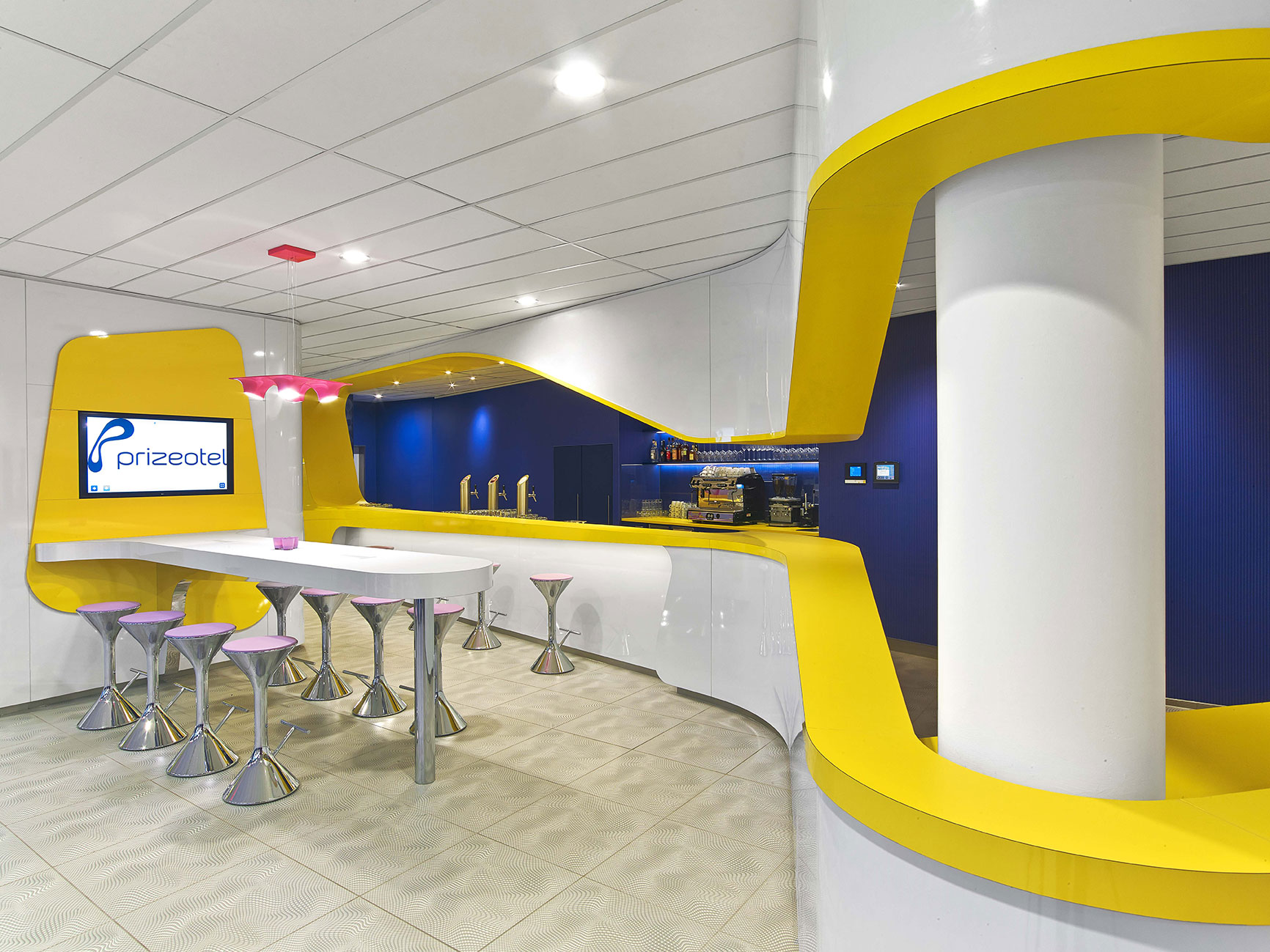Lobby bar at prizeotel Hanover-City with yellow and purple colours