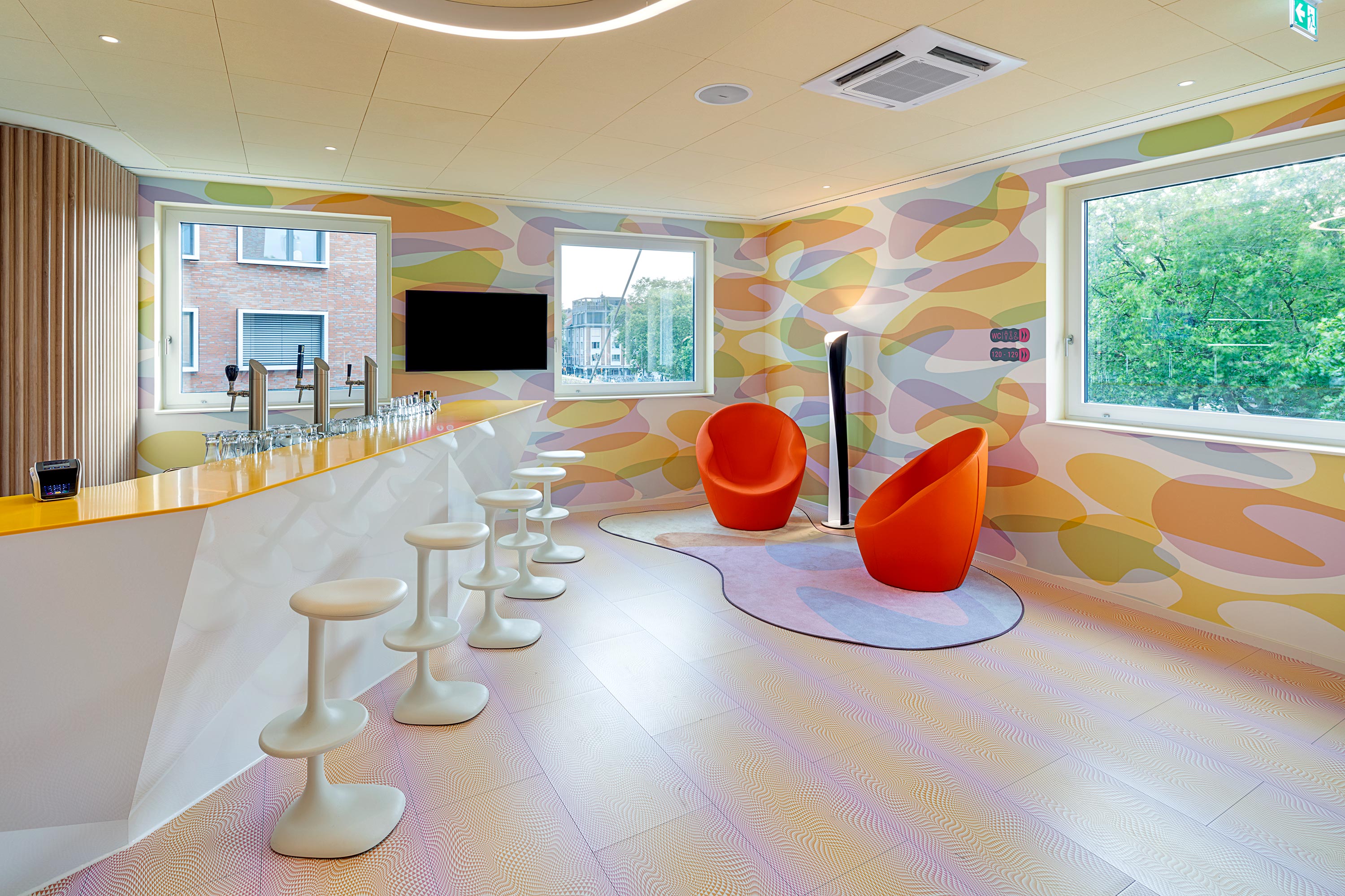 Die modern gestaltete Bar mit orangenen Sesseln