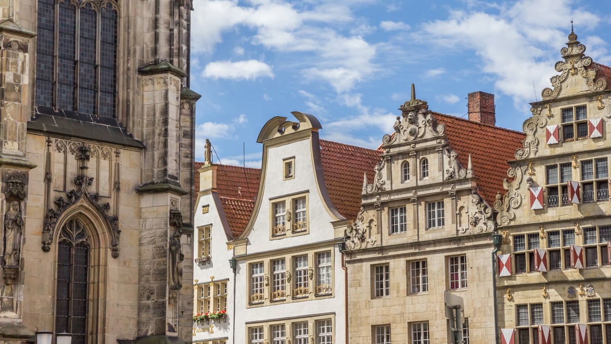 Alte Gebäude in Münster an einem sonnigen Tag