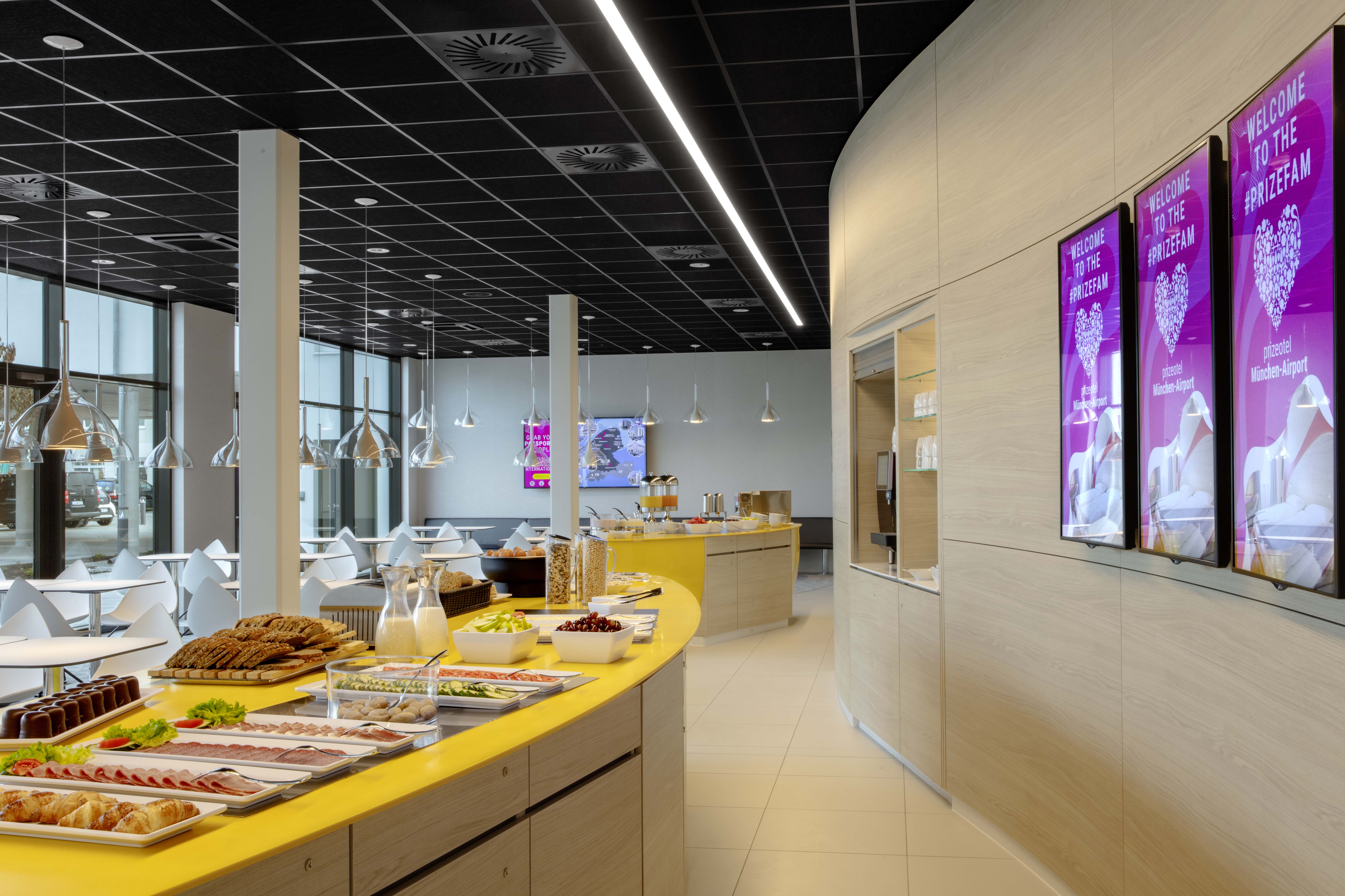Vielseitig gedecktes Frühstücksbuffet des Designhotels am Münchner Flughafen