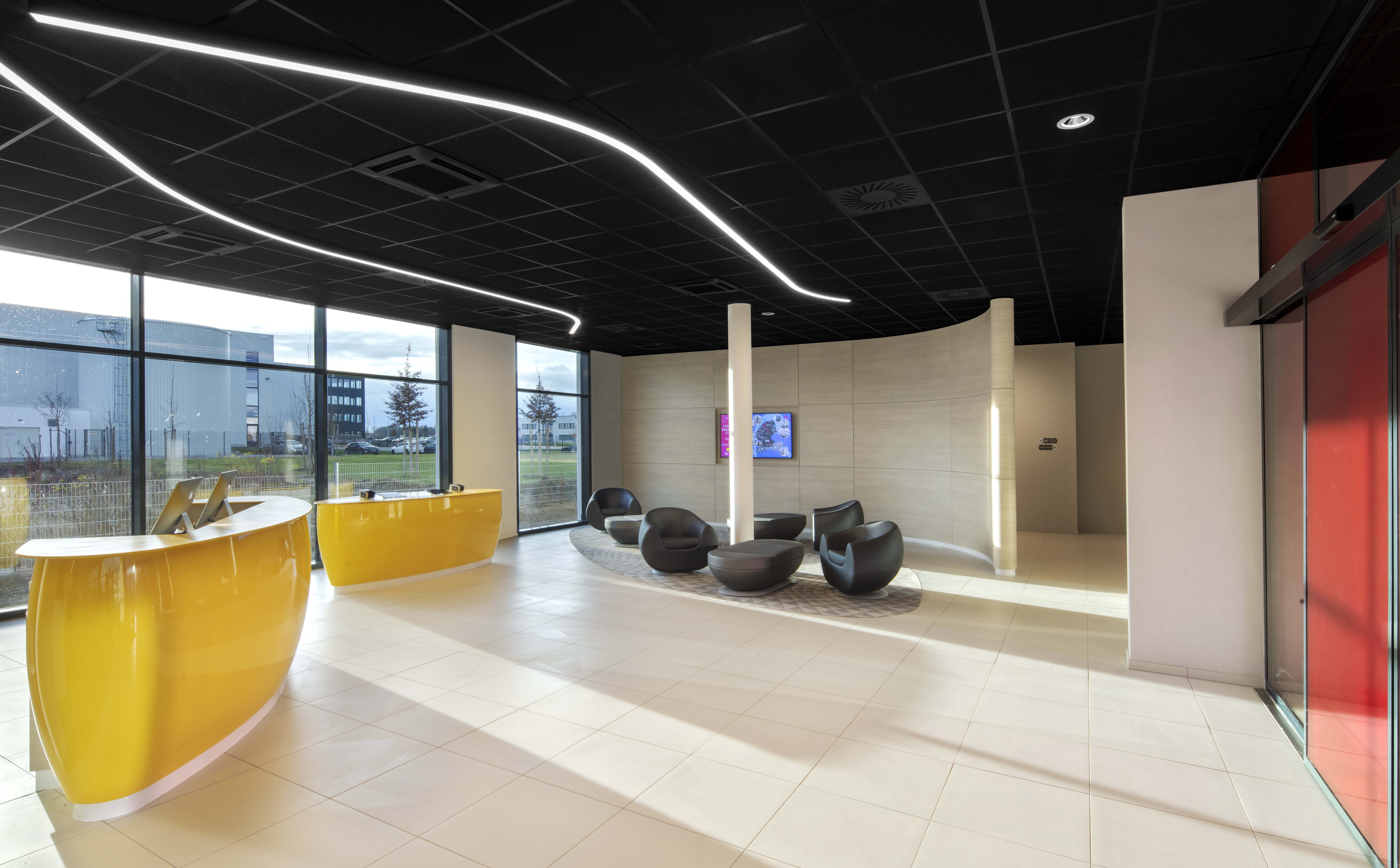 Lobby und Lounge mit schwarzen Ledersesseln im Designhotel
