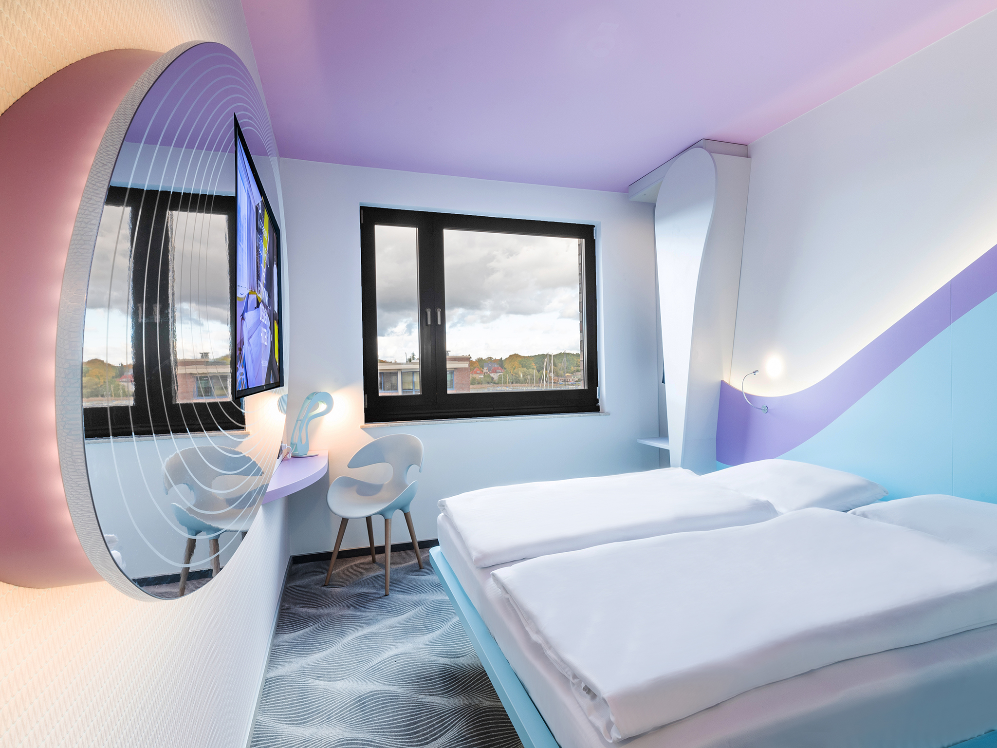 A hotel room at prizeotel in the city of Rostock in pastel shades